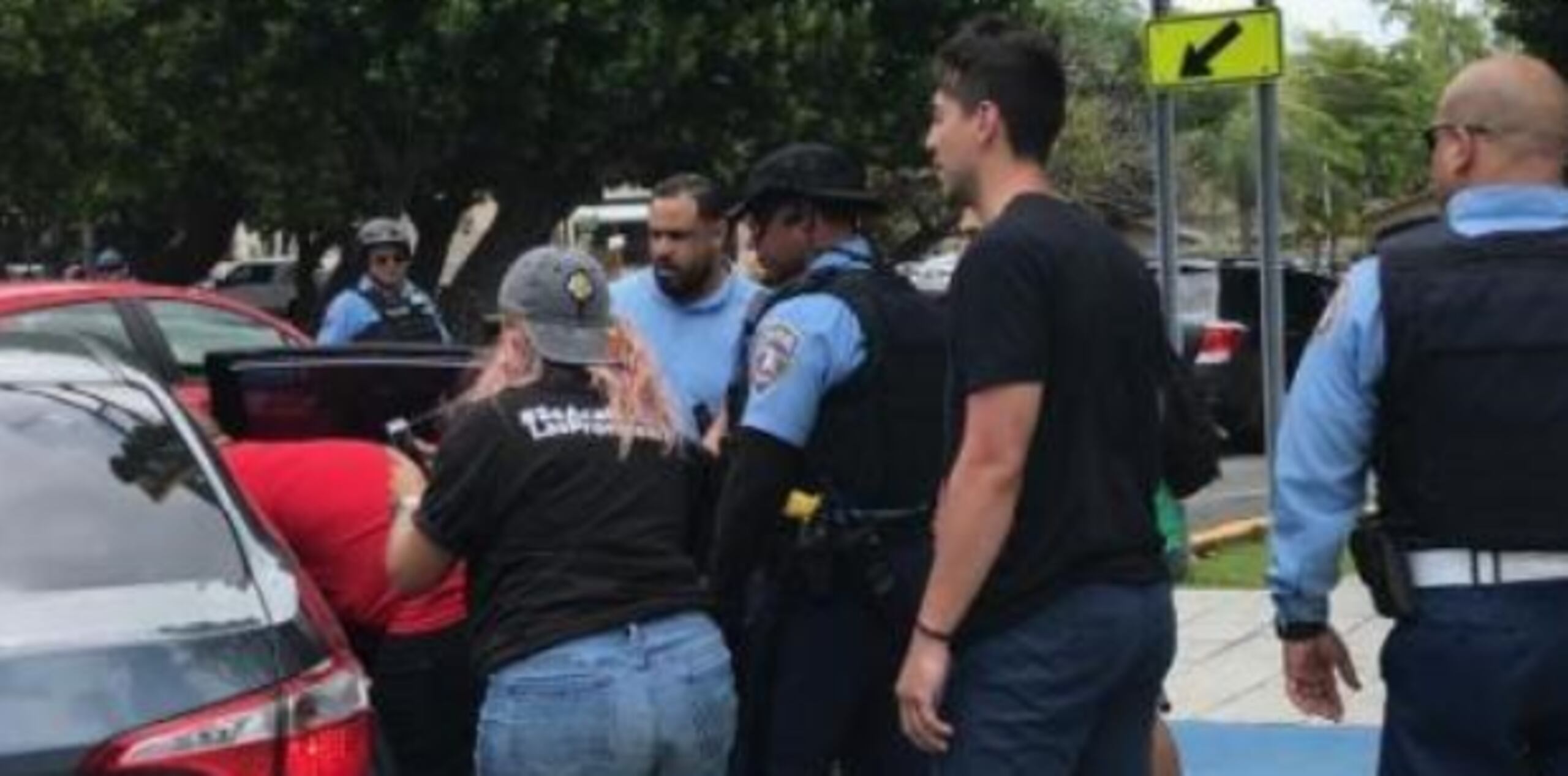 Sobre los agentes que fueron fotografiados vistiendo camisetas con mensajes de la Universidad de Puerto Rico, minimizó el asunto alegando que como las estaban repartiendo gratuitamente decidieron ponérselas. (Archivo)