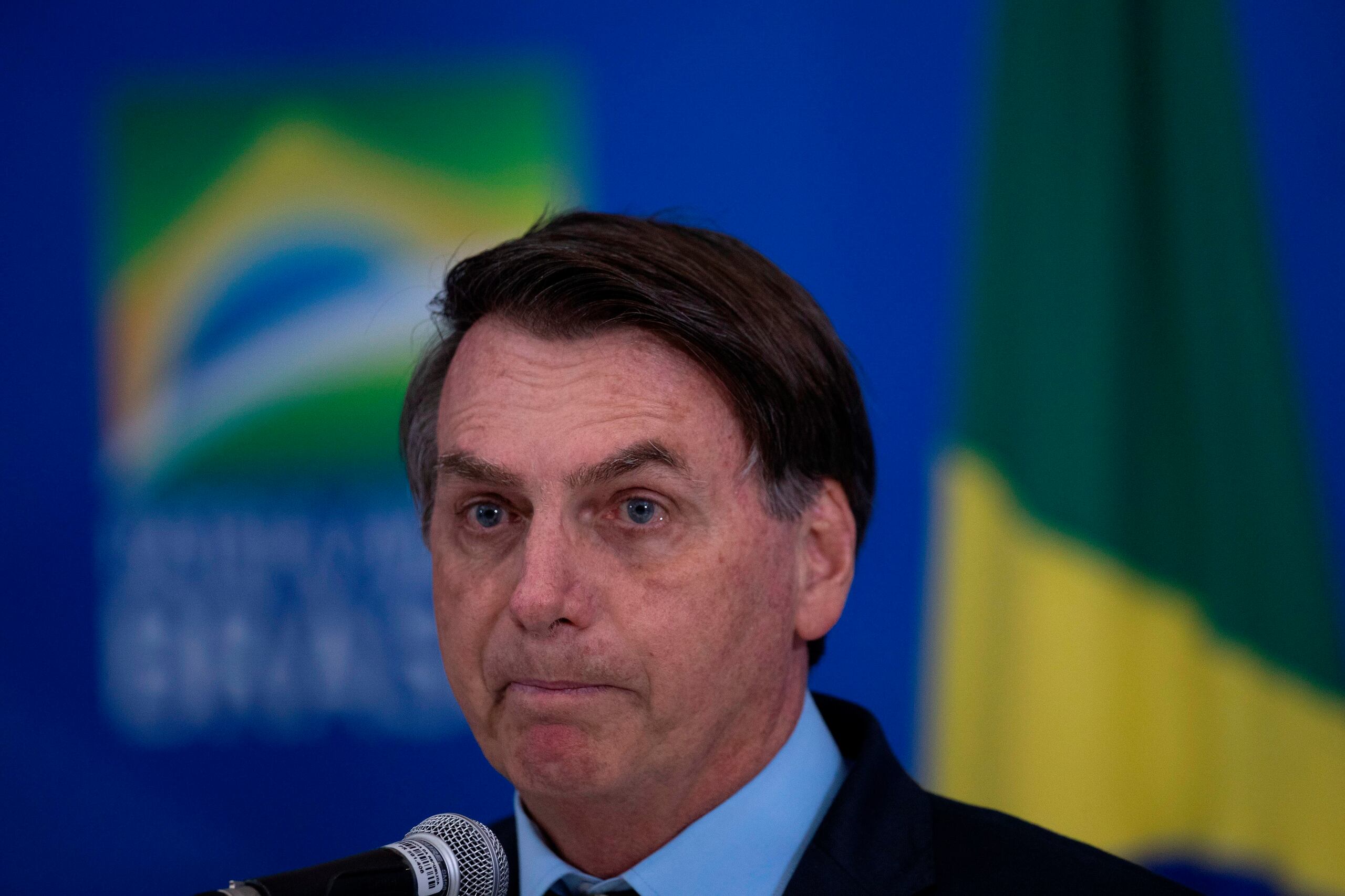 El presidente de Brasil, Jair Bolsonaro, habla durante una reunión con los gobernadores para definir estrategias para combatir el Covid-19