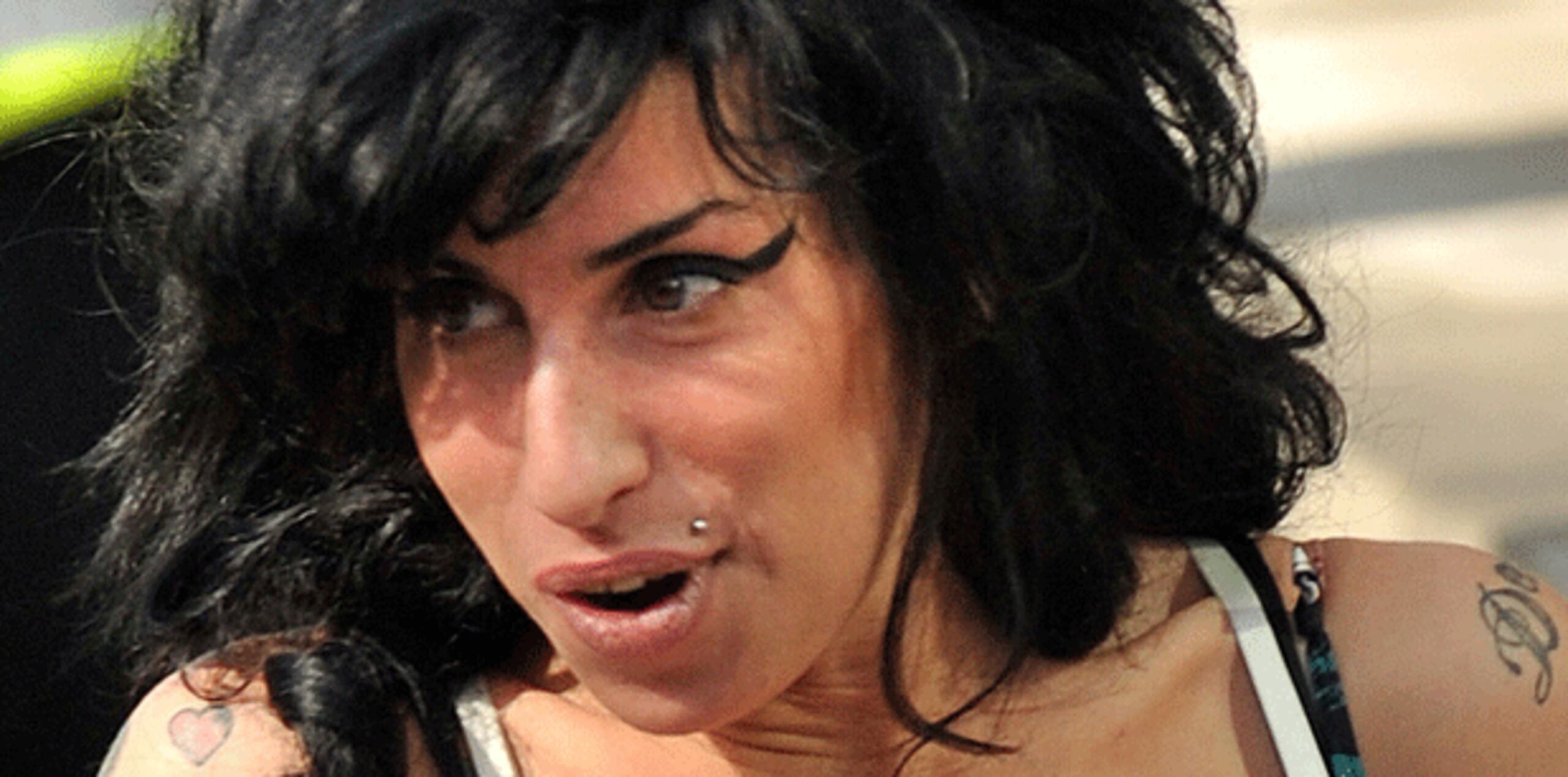 Winehouse surge como una personalidad vibrante cuya voz conmovedora y letras personales de intenso contenido la convirtieron en una estrella, pero cuyas dificultades frente a la depresión, bulimia, adicciones al alcohol y las drogas se agravaron ante la fama repentina. (Archivo)