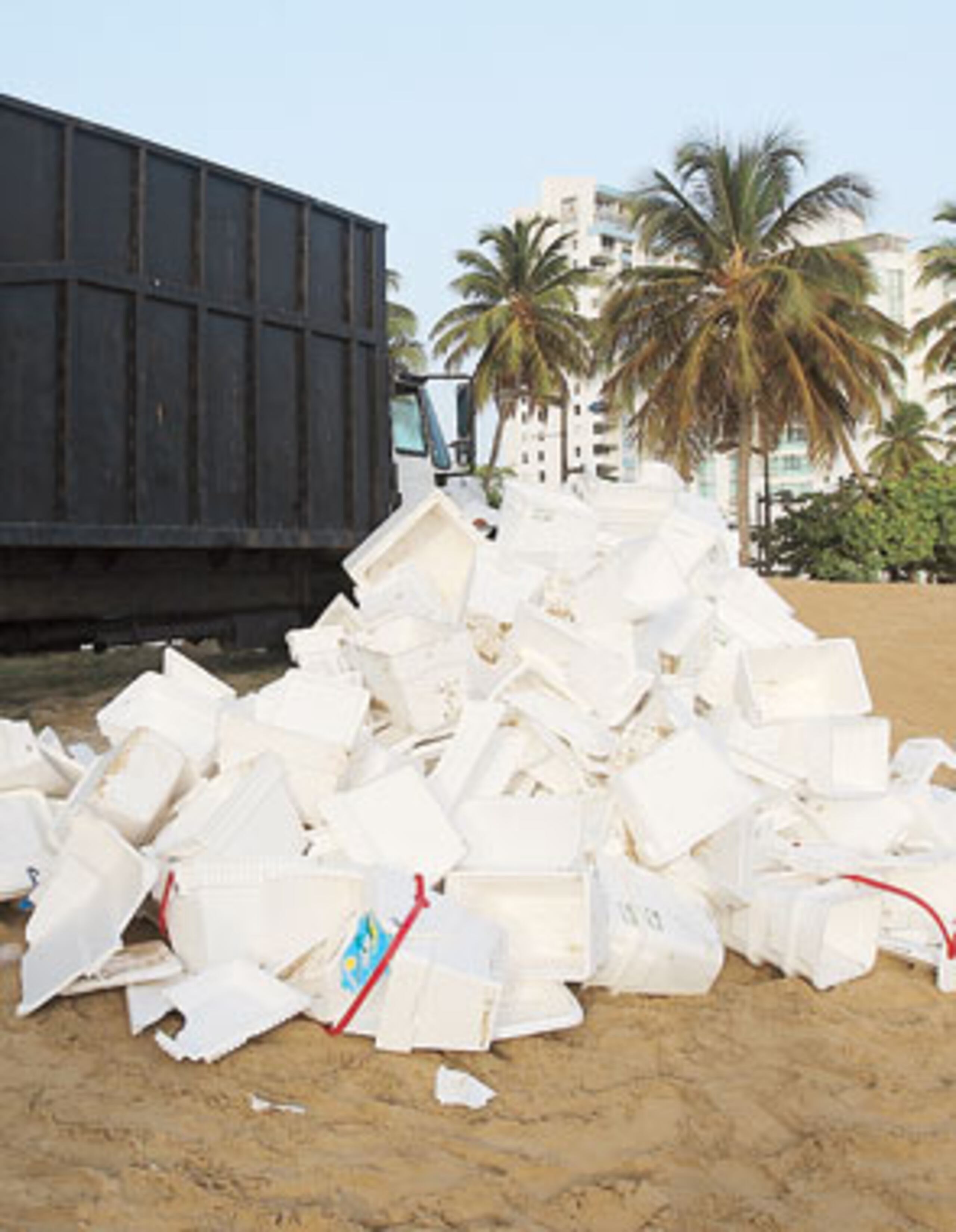 La medida prohibiría el uso de las neveritas de foam en las playas y otros cuerpos de agua. En la foto, el montón de estos contenedores que fueron recogidos ayer en la mañana en varias playas de la zona metro tras la celebración de la Noche de San Juan.  (alex.figueroa@gfrmedia.com)