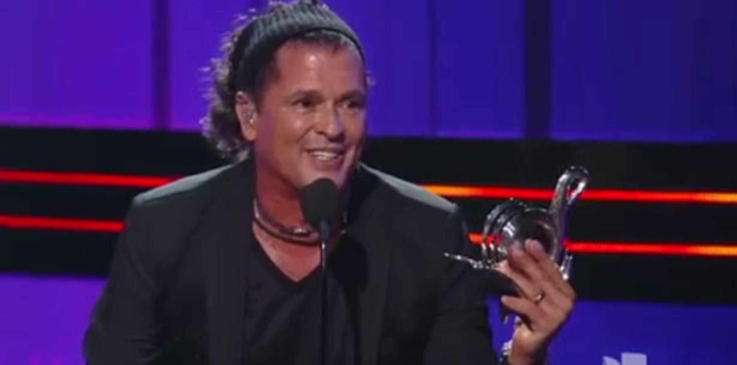 Carlos Vives recibió el "Premio Lo Nuestro a la Excelencia".  (Captura: Univision)