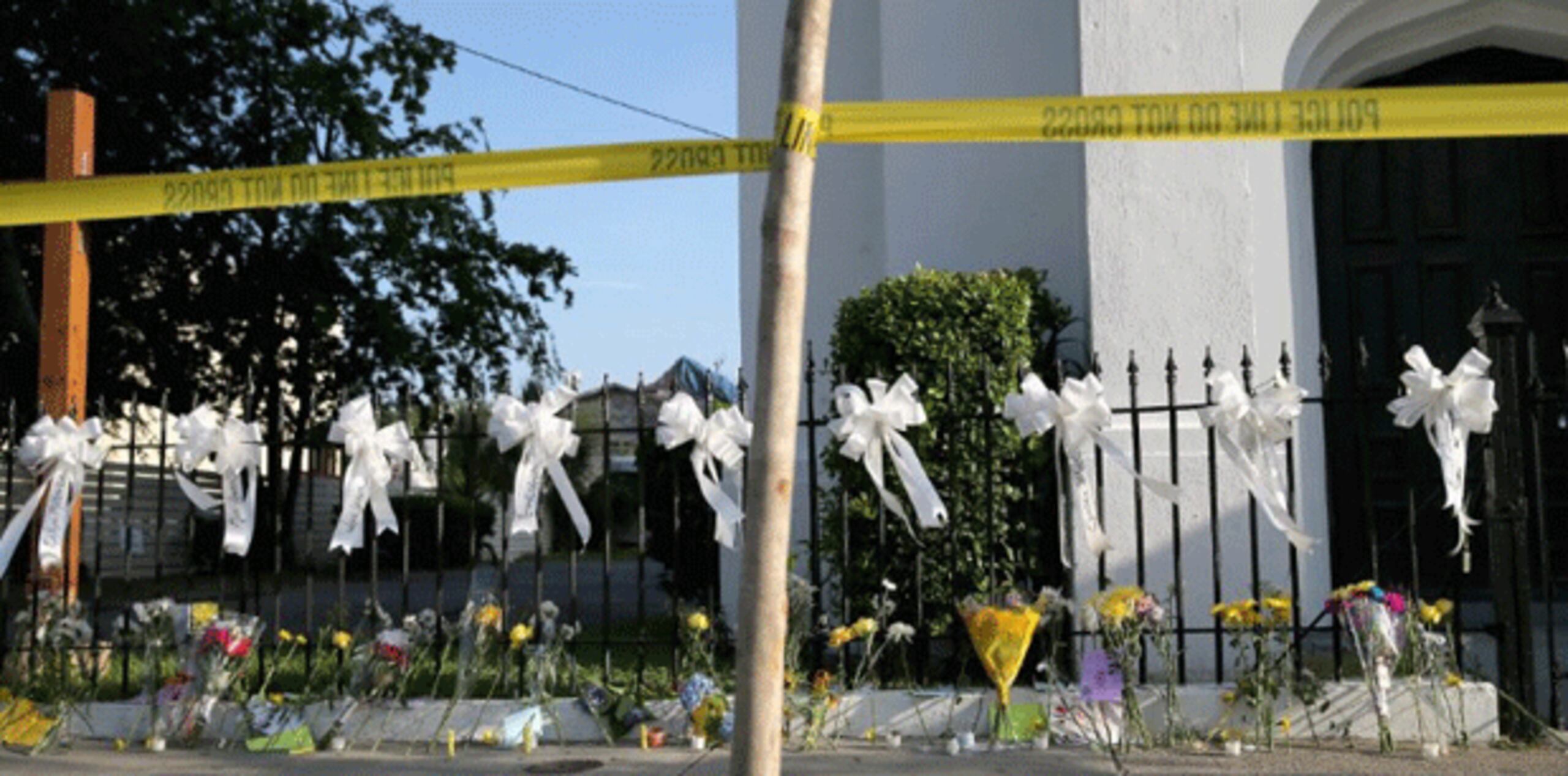 Parientes de los nueve líderes comunitarios asesinados a tiros durante una sesión de estudio de la Biblia en su histórica iglesia de feligreses afroestadounidenses se carearon hoy con el presunto homicida durante la comparecencia inicial de éste en un tribunal y hablaron del amor. (AFP)