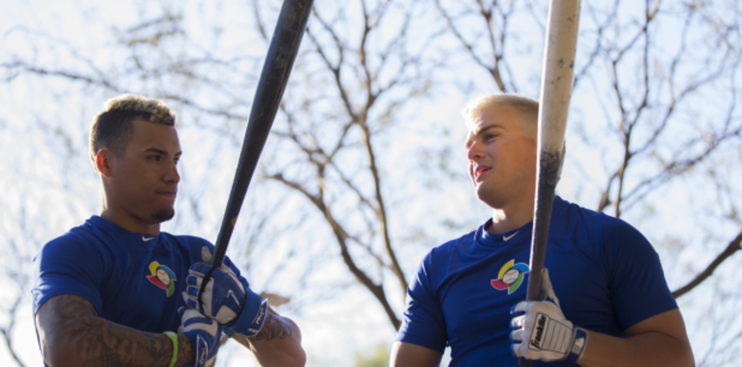 Javier Báez, a la izquierda, y Enrique ‘Kike’ Hernández fueron algunos de los primeros jugadores de Puerto Rico que se pintaron el cabello de rubio durante los entrenamientos en Arizona previo al Clásico Mundial. (Enviado especial / tonito.zayas@gfrmedia.com)