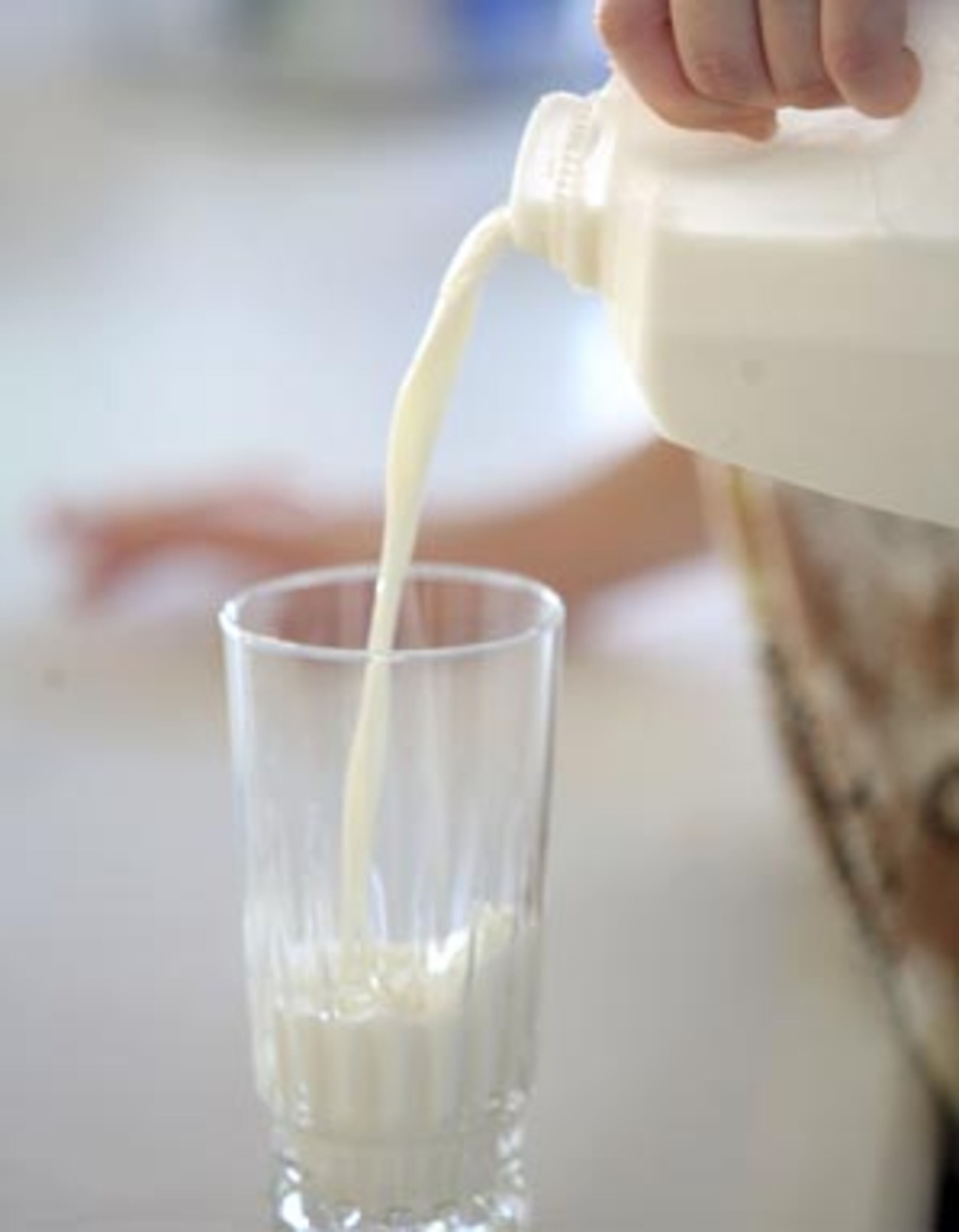 Los que intentan perder peso están pendientes de las calorías, grasa y carbohidratos que significa un vaso de leche. (Archivo)