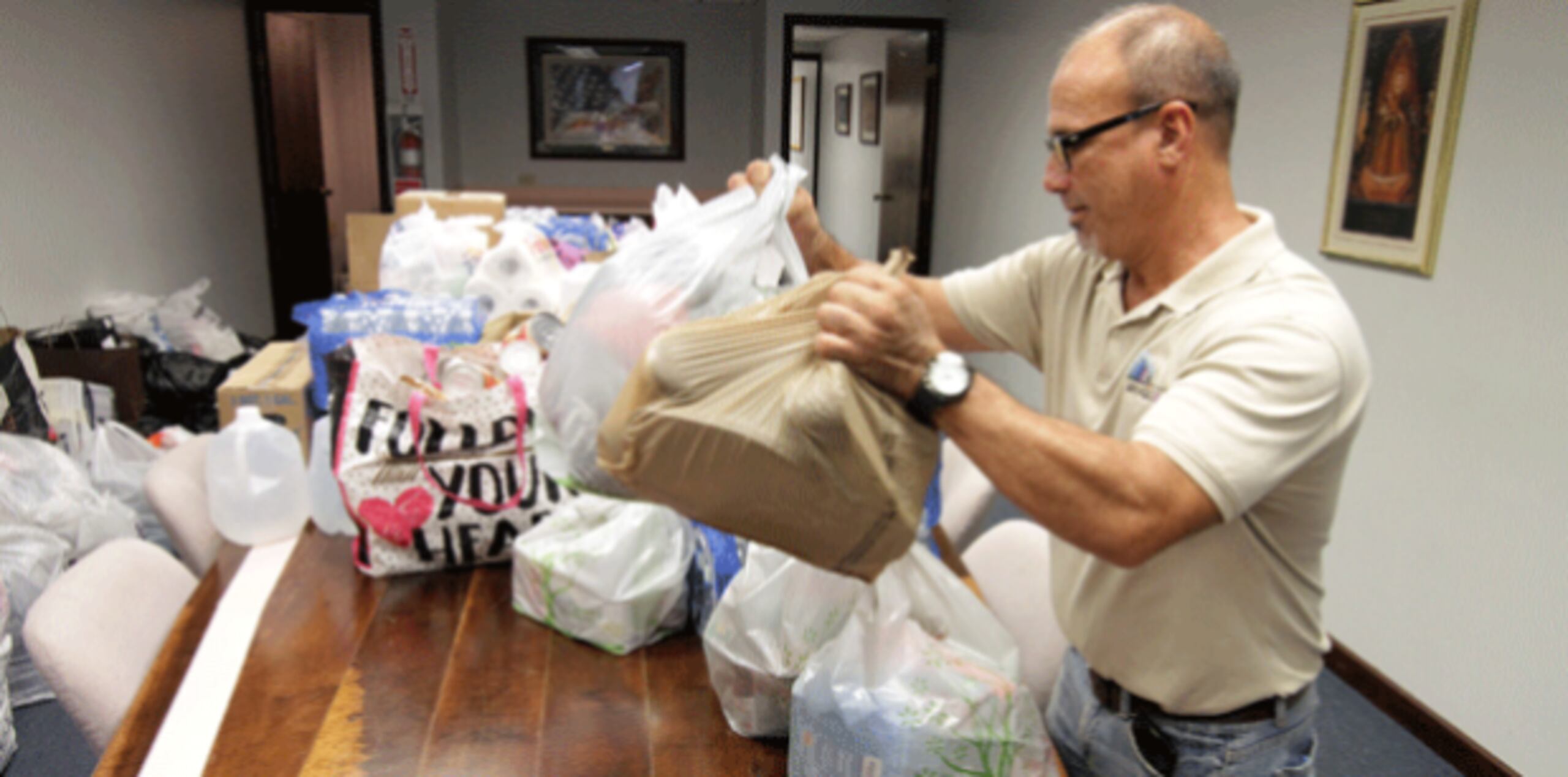 Félix Valle fue uno de los voluntarios que llegó al centro de acopio del Mayagüez Mall con ayuda para las víctimas del huracán Irma. (Para Suroeste / Gerardo Castillo)