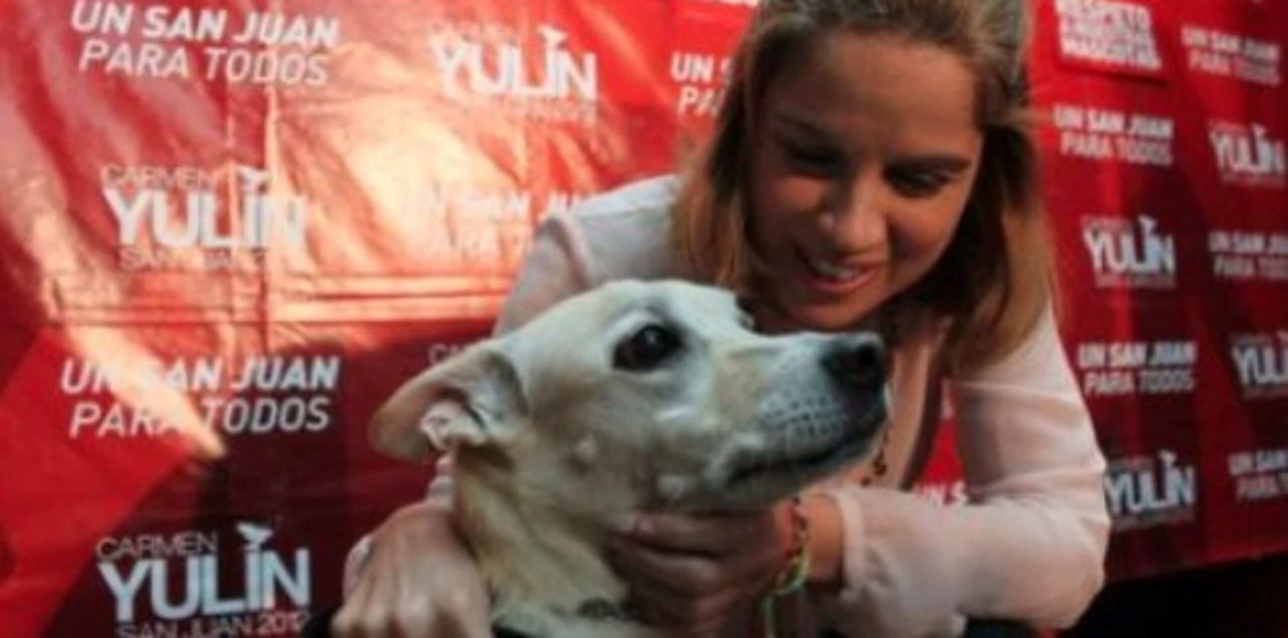 La alcaldesa rescató a su perro en el 2001. (Foto/Archivo)