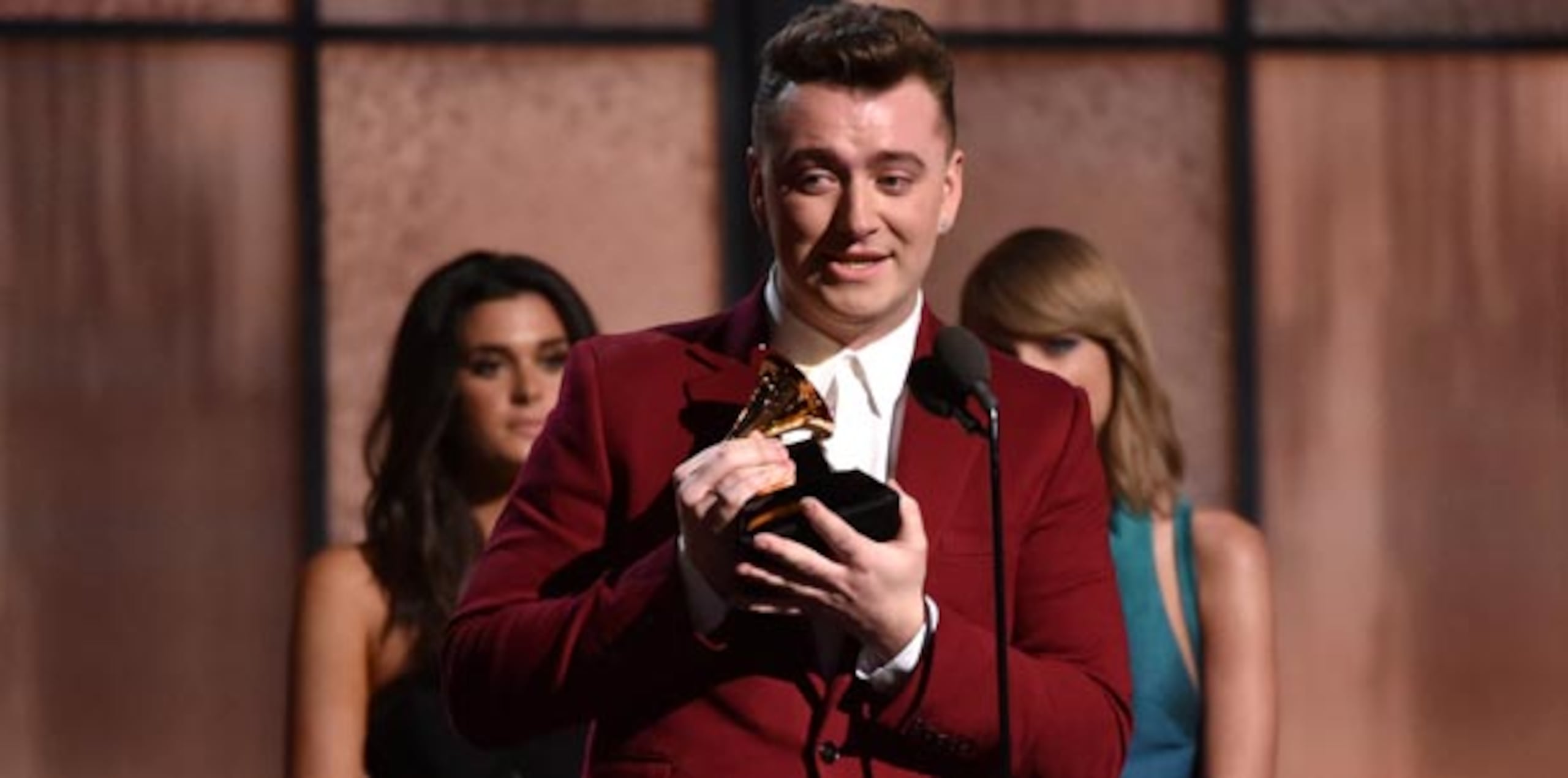 "Ay Dios mío. Tengo que tratar de decir algo sin llorar", expresó Sam Smith en el escenario. (AP)