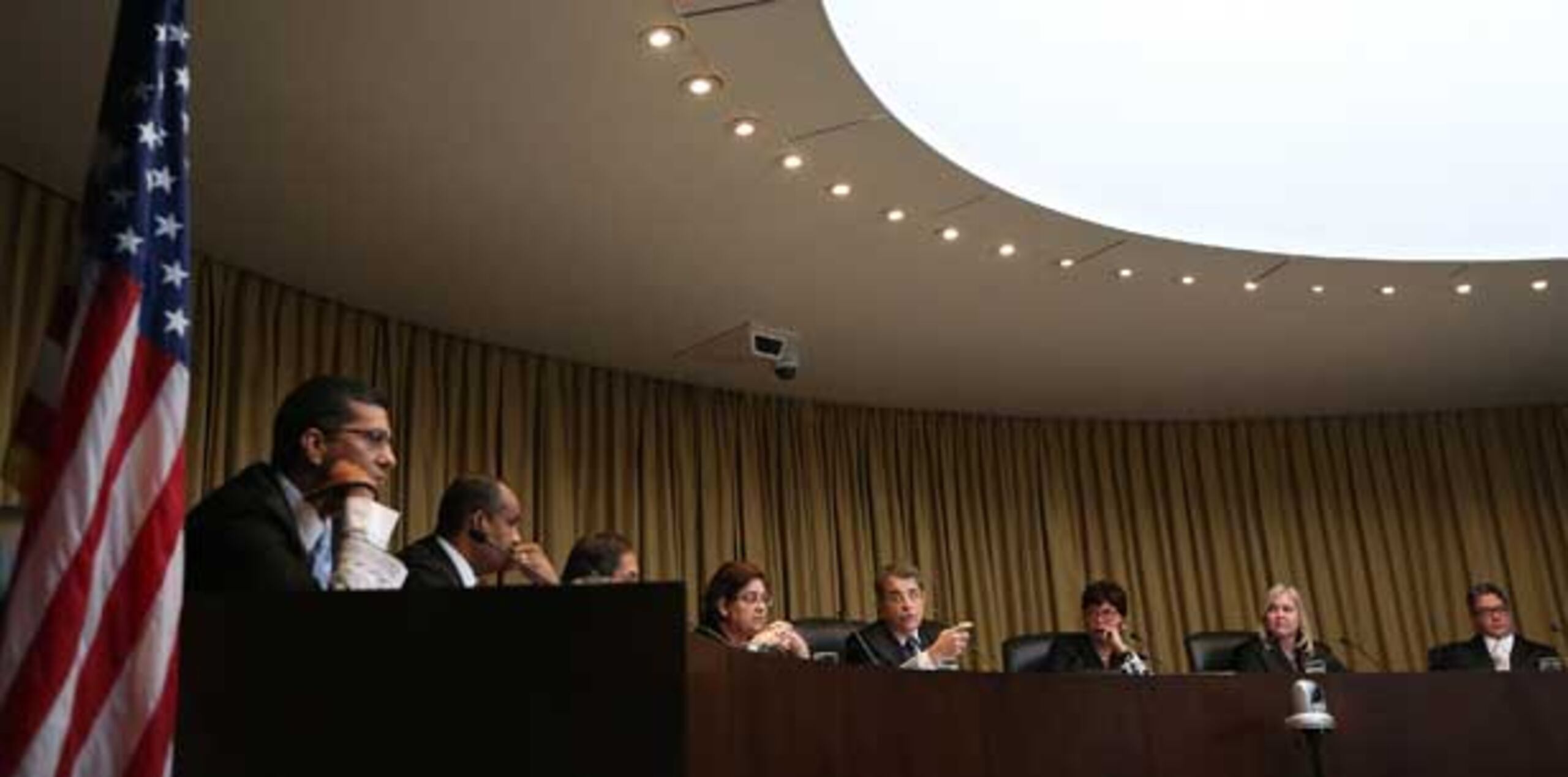 Un grupo de maestros pasó la noche en un "campamento" que levantaron frente al Tribunal Supremo, como preámbulo a la vista. (wandaliz.vega@gfrmedia.com)