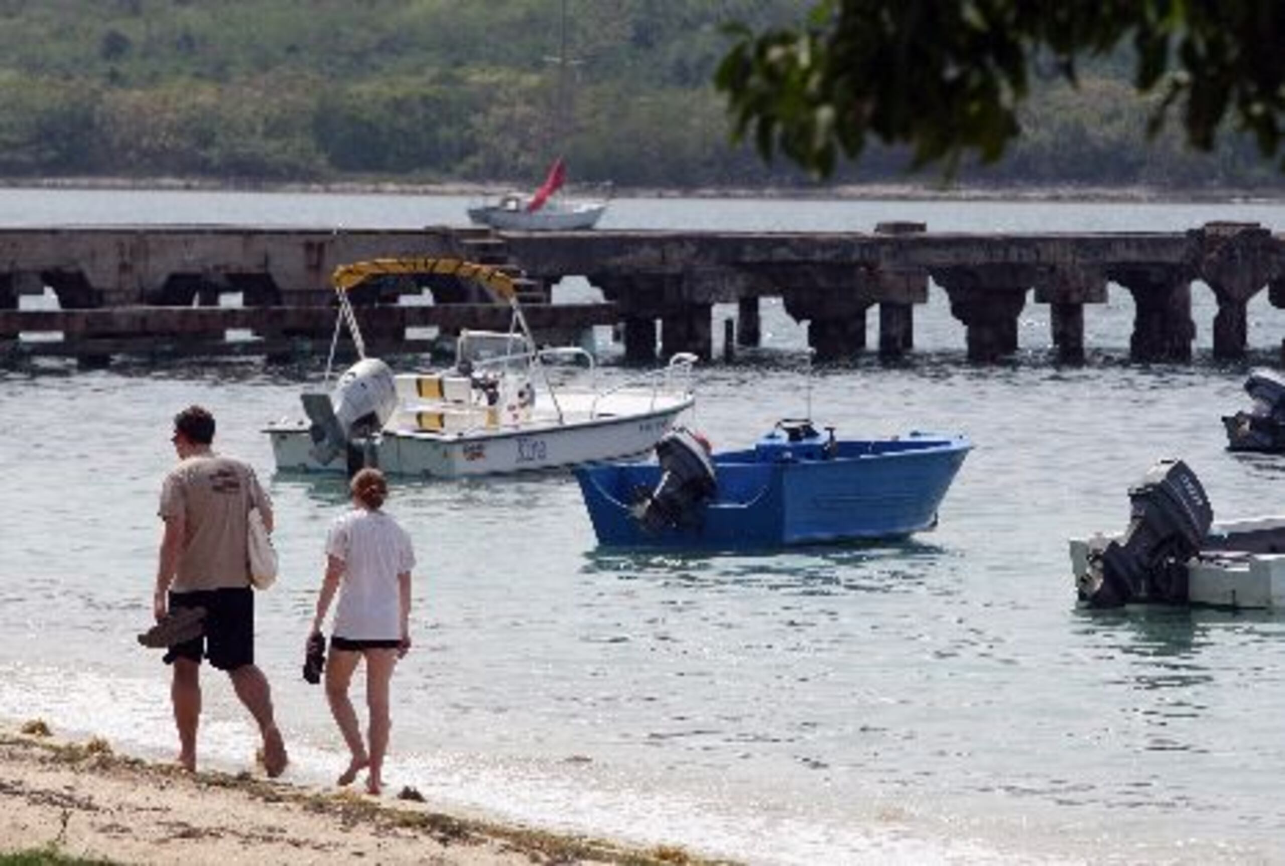 La medida  indica que el Gobierno tiene que buscar alternativas para mejorar el servicio de transportación a Vieques y Culebra. Arriba, el malecón de Vieques.&nbsp;<font color="yellow">(Primera Hora / Archivo / Teresa Canino Rivera)</font>