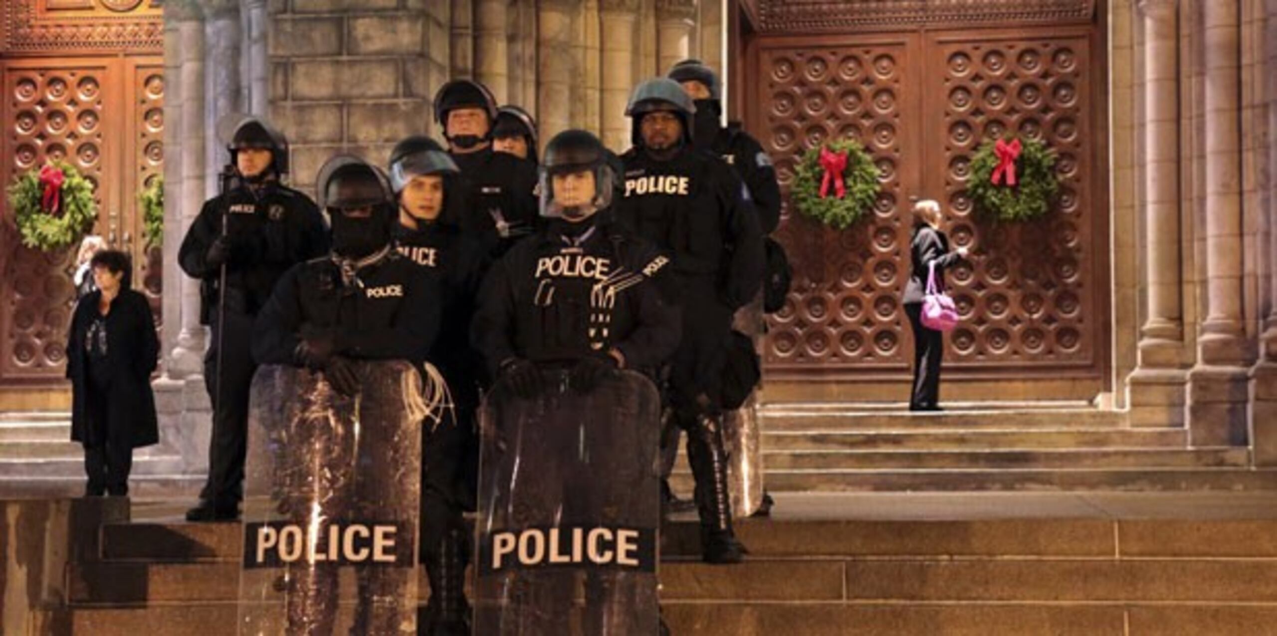 Las tomas de vigilancia parecen mostrar que la víctima apuntó al agente con un arma cuando el oficial de 34 años lo cuestionaba a él y a otro hombre en relación con un robo en una tienda de enseres básicos. (AP Photo/St. Louis Post-Dispatch, Robert Cohen)
