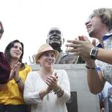 Develan busto de 'Cheo' Feliciano en la Plaza de los Salseros