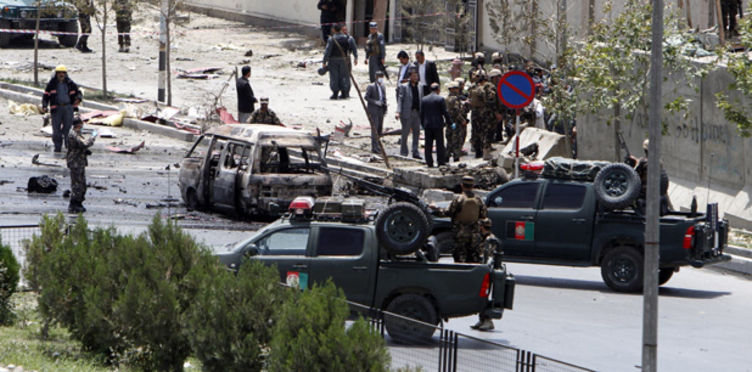 Miembros de las fuerzas de seguridad afganas refuerzan los alrededores del Parlamento en Kabul. (EFE)