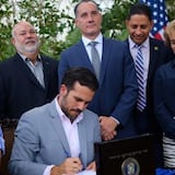 Rosselló firma la reforma contributiva

