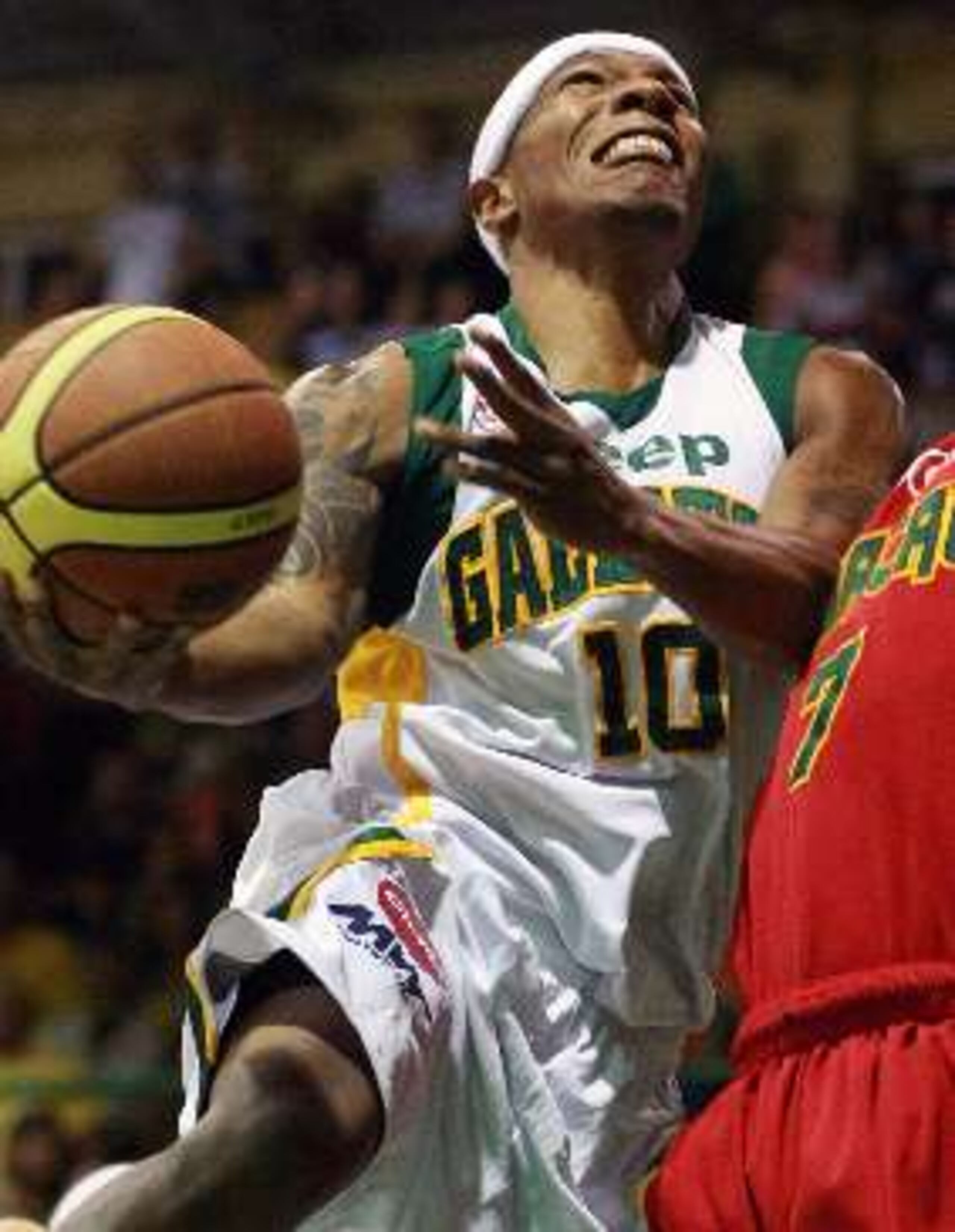 Los Gallitos de Isabela esperan contar con la presencia del escolta Darnell Hinson (en la imagen con el balón) desde la segunda semana de la temporada 2011 del BSN.&nbsp;<font color="yellow">(El Nuevo Día / Archivo)</font>