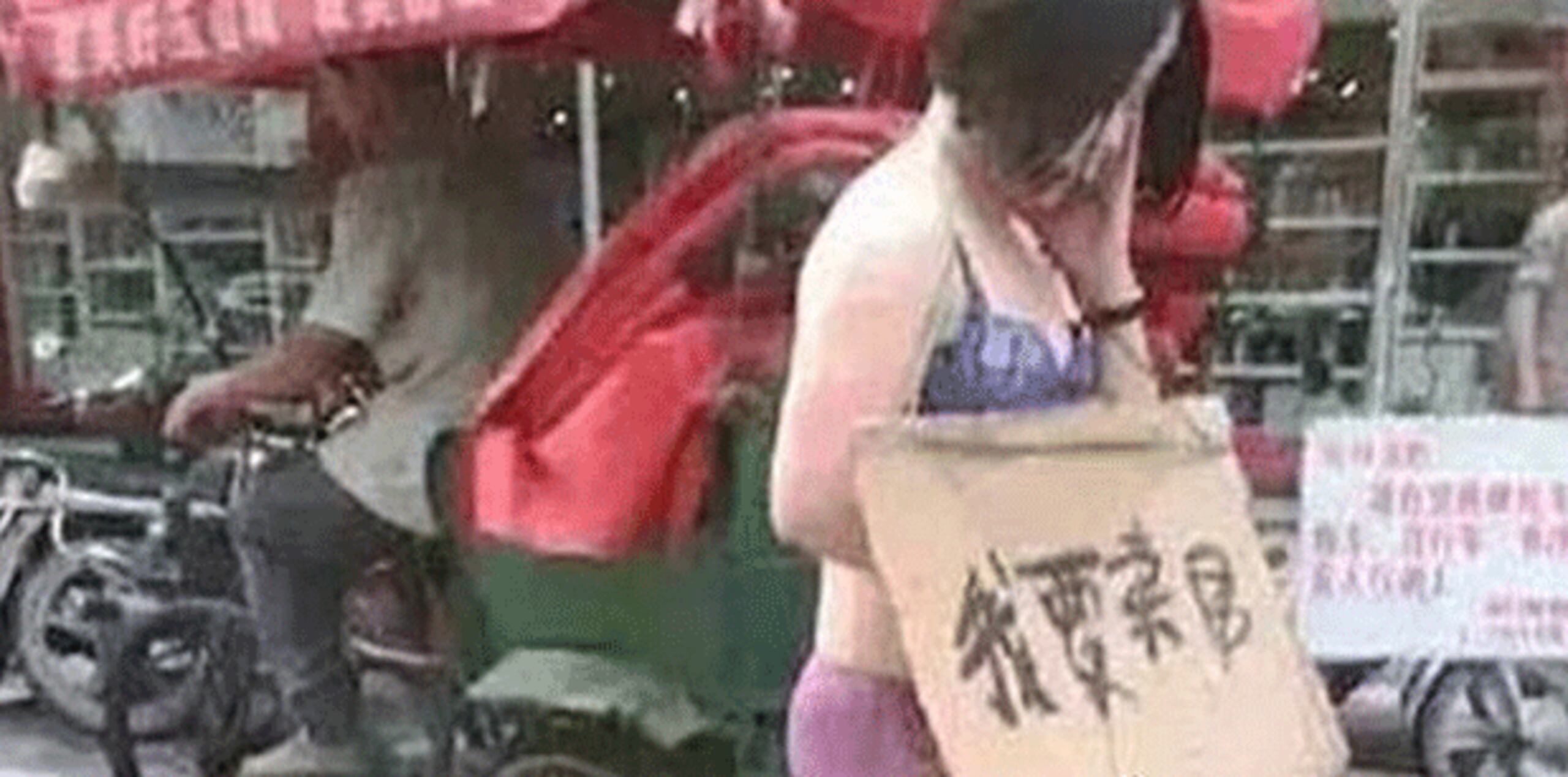 Wang Ni además llevaba colgado al cuello un cartel escrito a mano en el que se leía "quiero vender mi cuerpo" y, para peor, Zhang, su marido, seguía de cerca su humillante recorrido arriba de su jeep 4x4 negro. (mirror.co.uk)