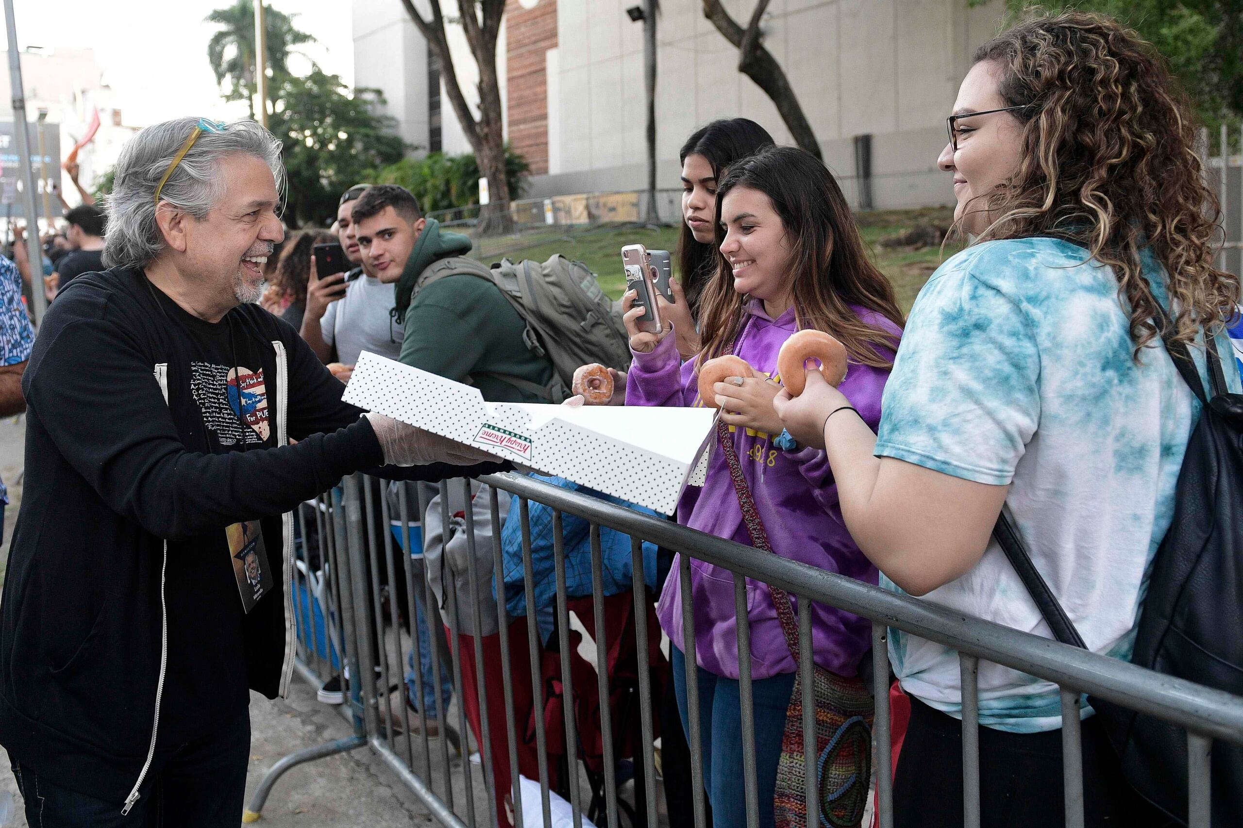 Luis Miranda repartió donas a los alumnos que hacían la fila. (gerald.lopez@gfrmedia.com)