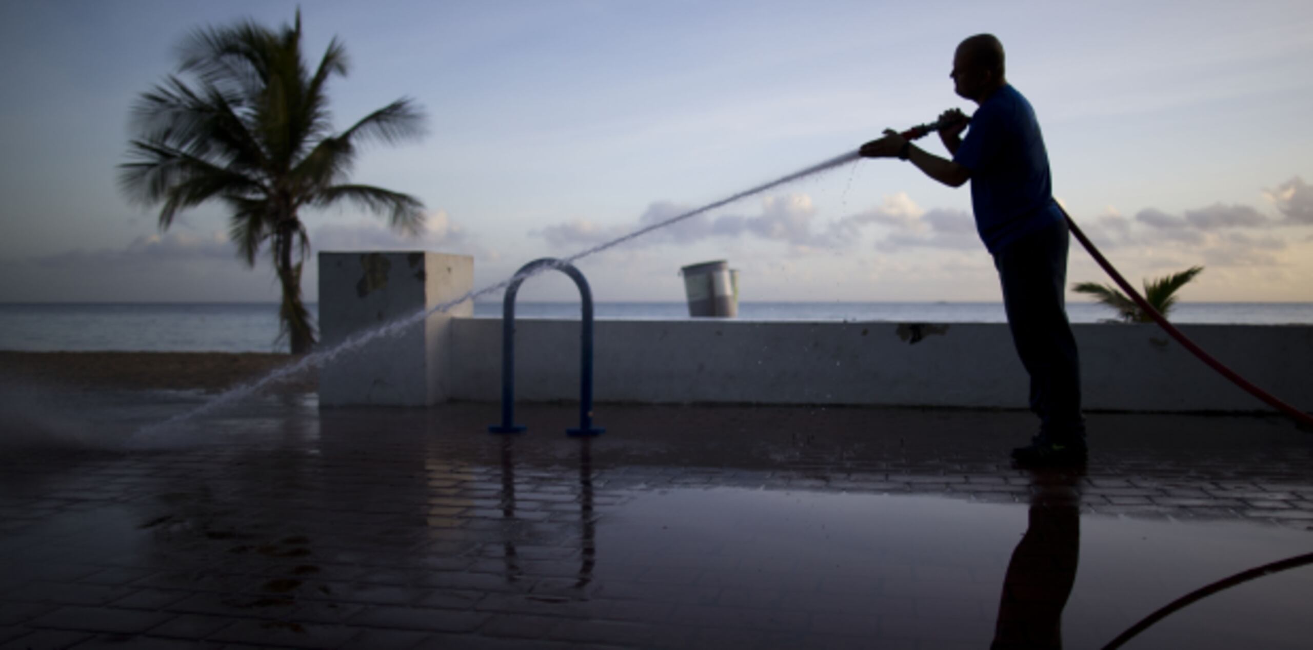 Usar la manguera sin aditamento para reducir el flujo como un pistero genera un consumo de unos seis galones de agua por minuto. (Archivo)