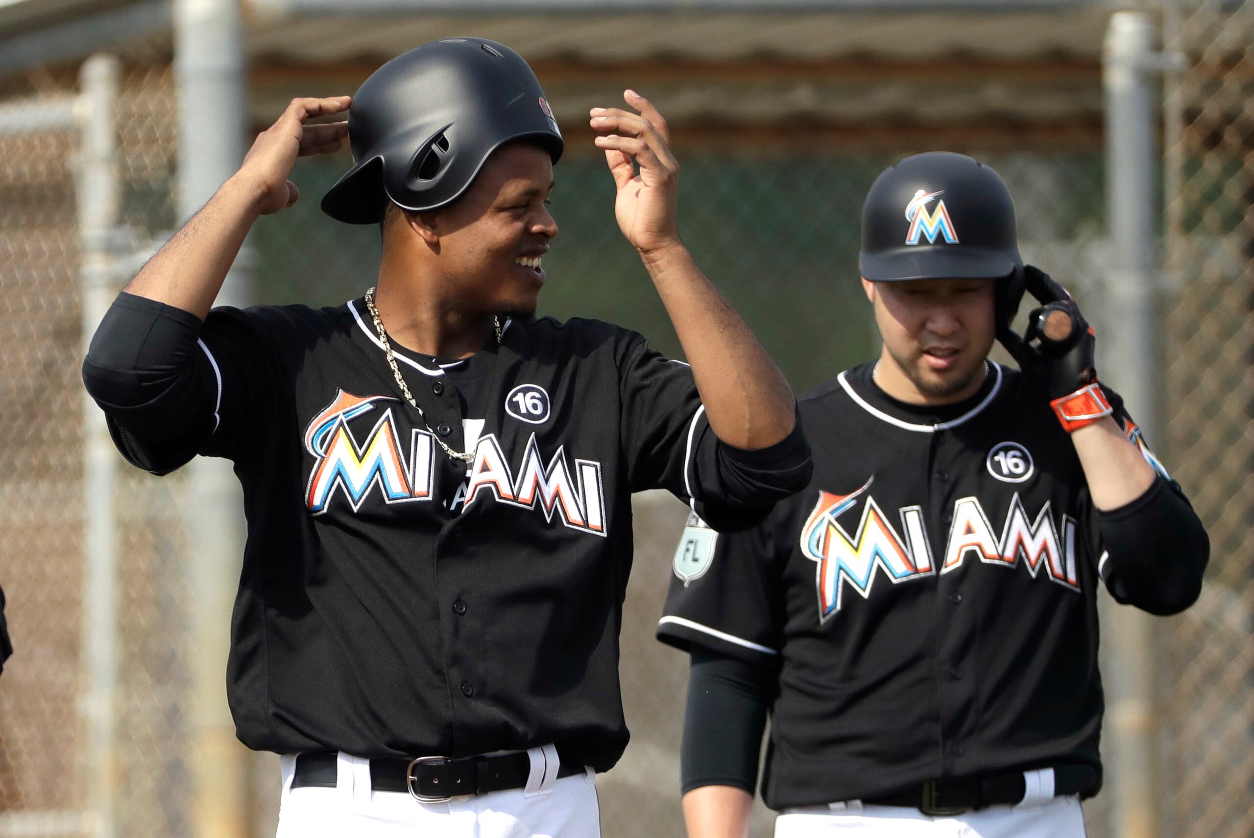 El dominicano Edison Volquez bromea con Junichi Tazawa durante el entrenamiento de lanzadores. (Prensa Asociada)