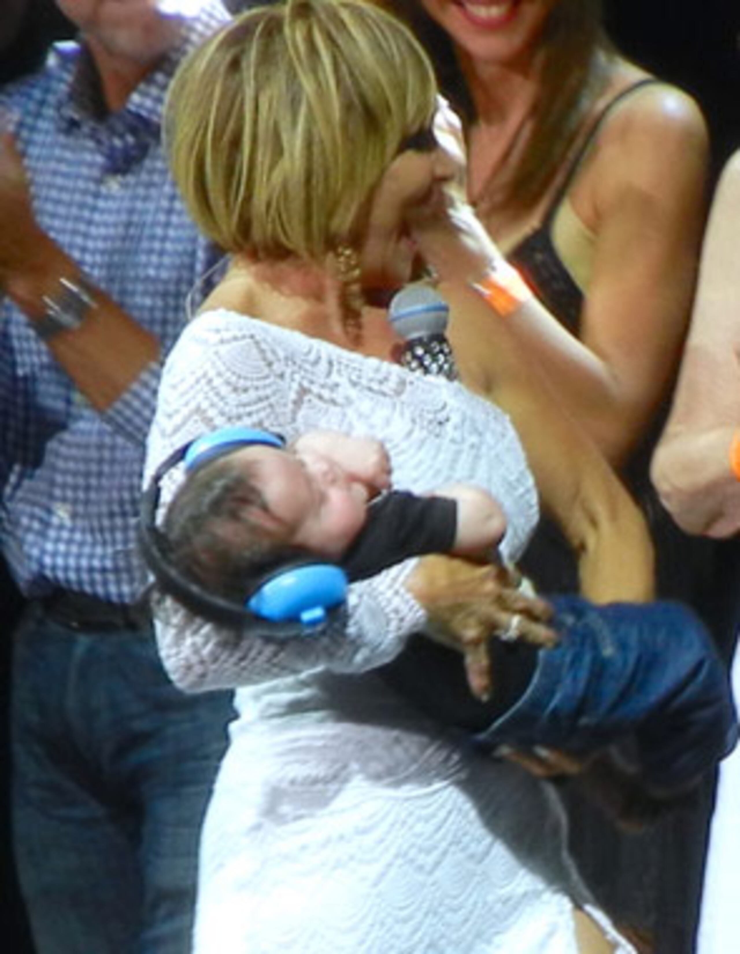 La artista quiso que su familia estuviera con ella en tarima durante la interpretación del tema “Color esperanza” con el cual clausuró el concierto. (Para Primera Hora / Alfredo Rolón)