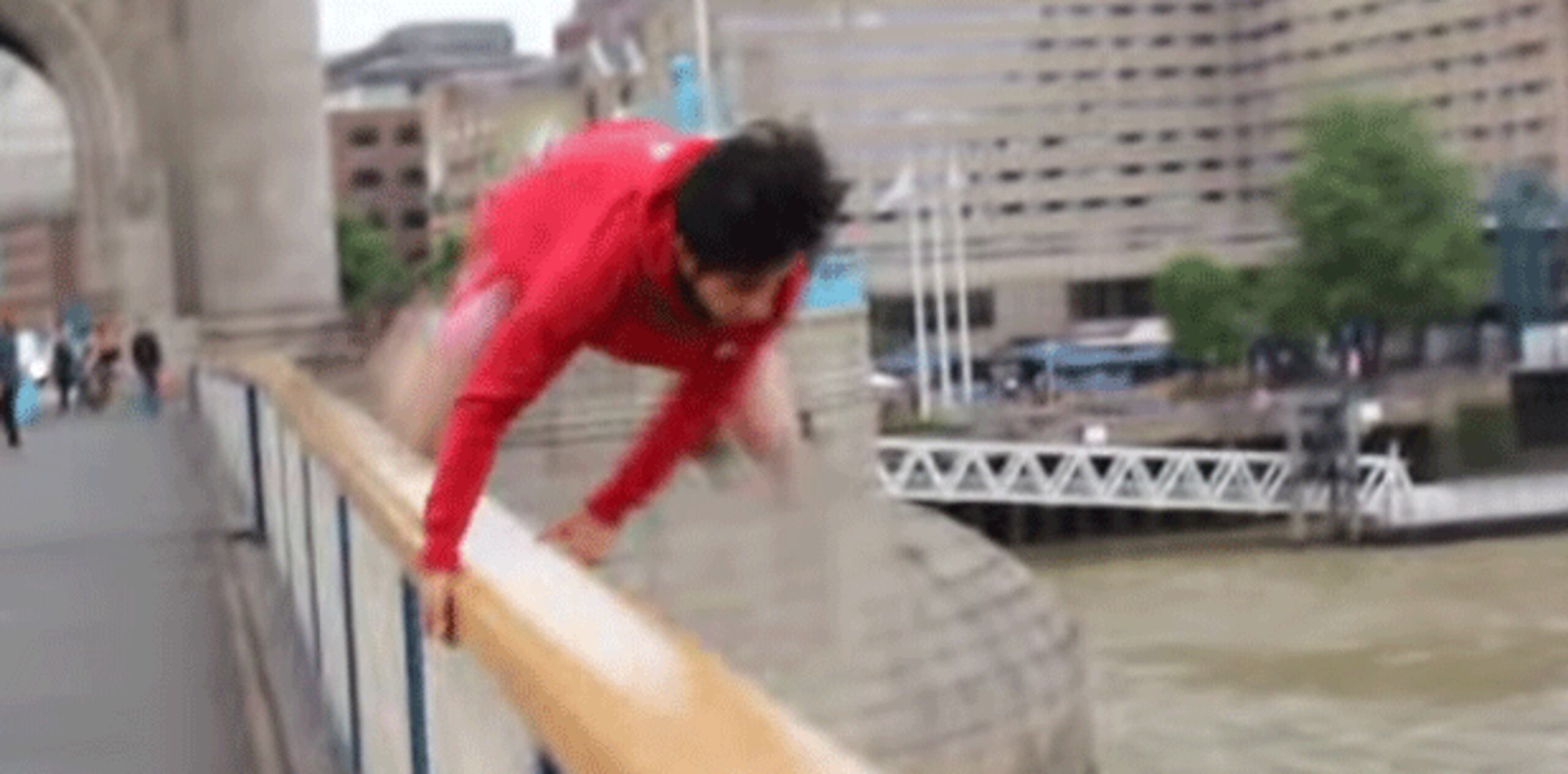 Shah Faisal Shinwari alias, "CARNAGE", hizo que sus amigos lo filmaran mientras realizaba el peligroso salto de 213 pies.  (YouTube)