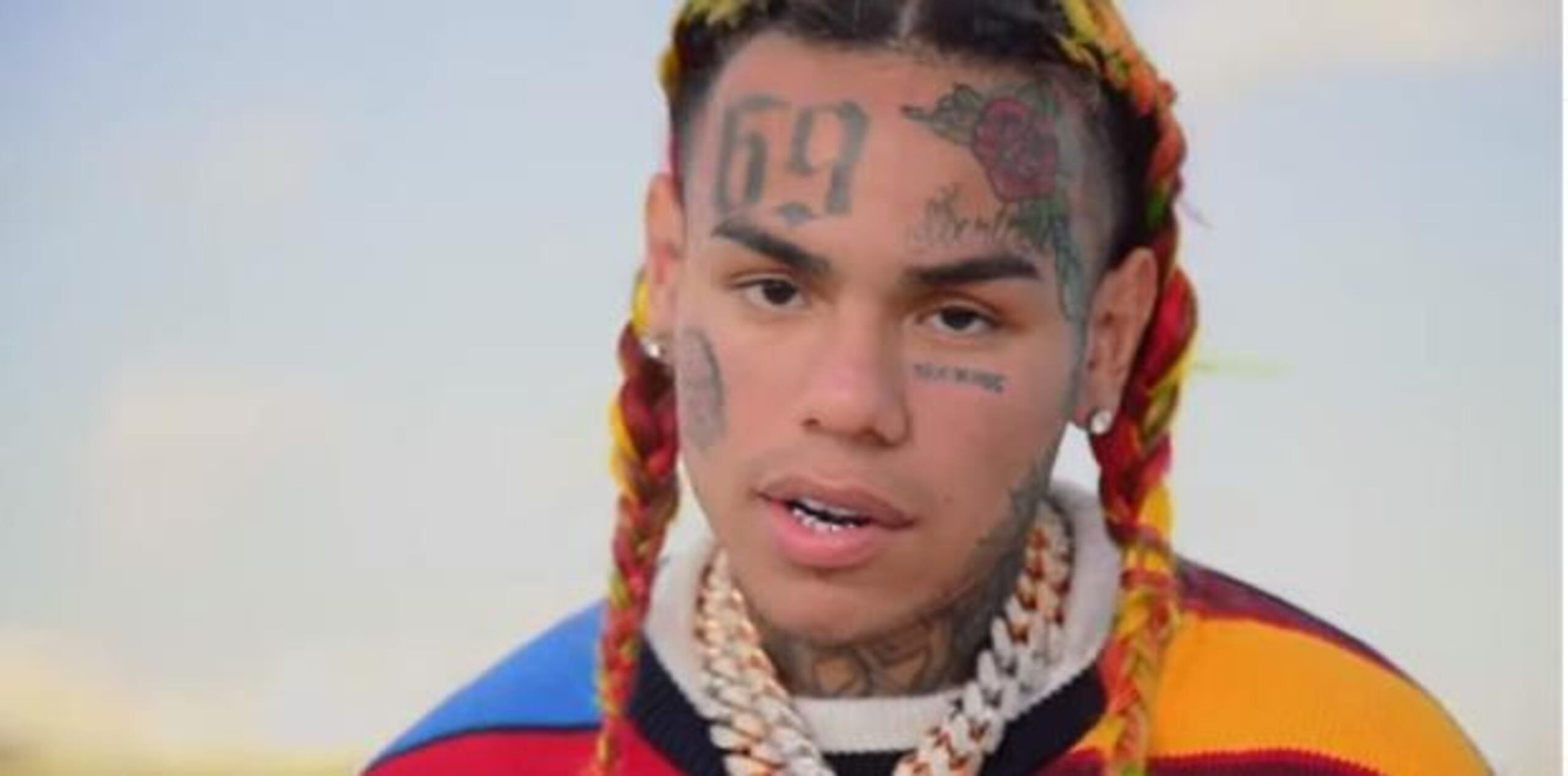 En América Latina es popular por su colaboración con Anuel AA en el tema "Bebe". (Captura)