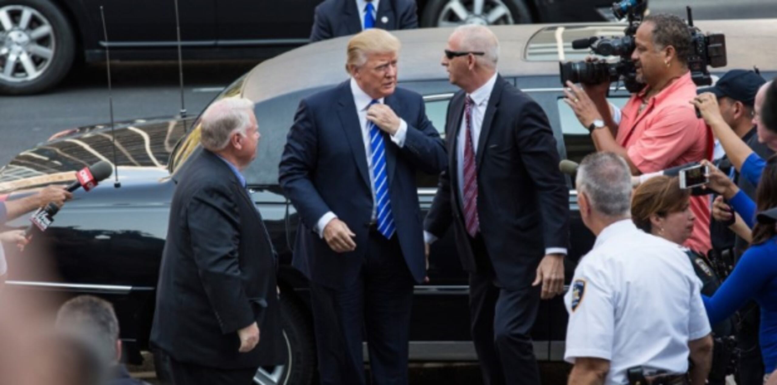 Trump llegó en limusina hoy para cumplir con su convocatoria como potencial de jurado en Manhattan. (AFP)