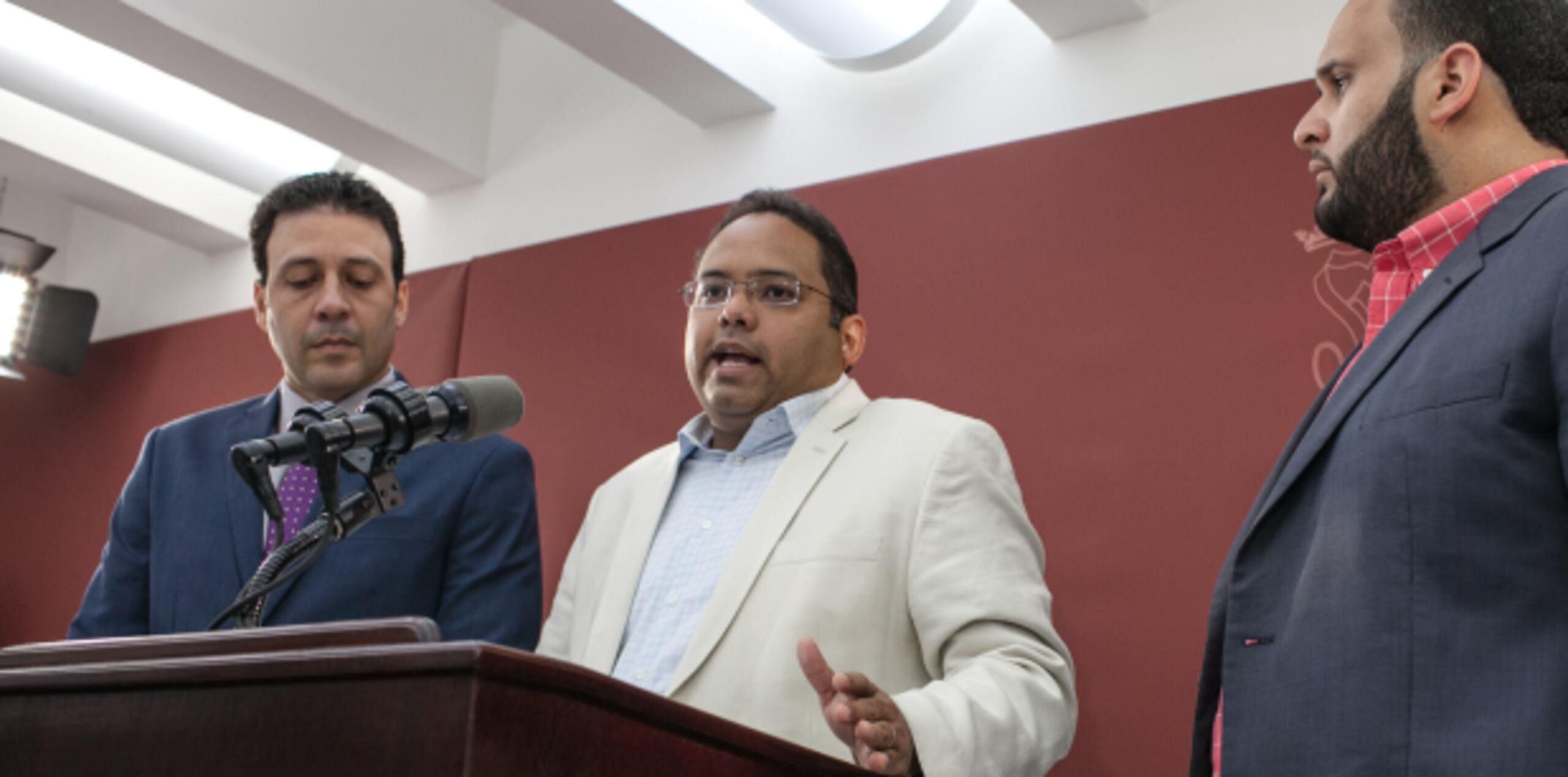 Los secretarios de Estado y de Educación, Víctor Suárez y Rafael Román, junto al secretario asociado de educación especial, Carlos Rodríguez, atienden a la prensa hoy en Fortaleza. (GFRMEDIA/ALBERTO BARTOLOMEI).