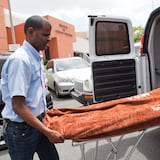 Dueño de funeraria pasó el día encerrado en auto con cadáver sospechoso a coronavirus