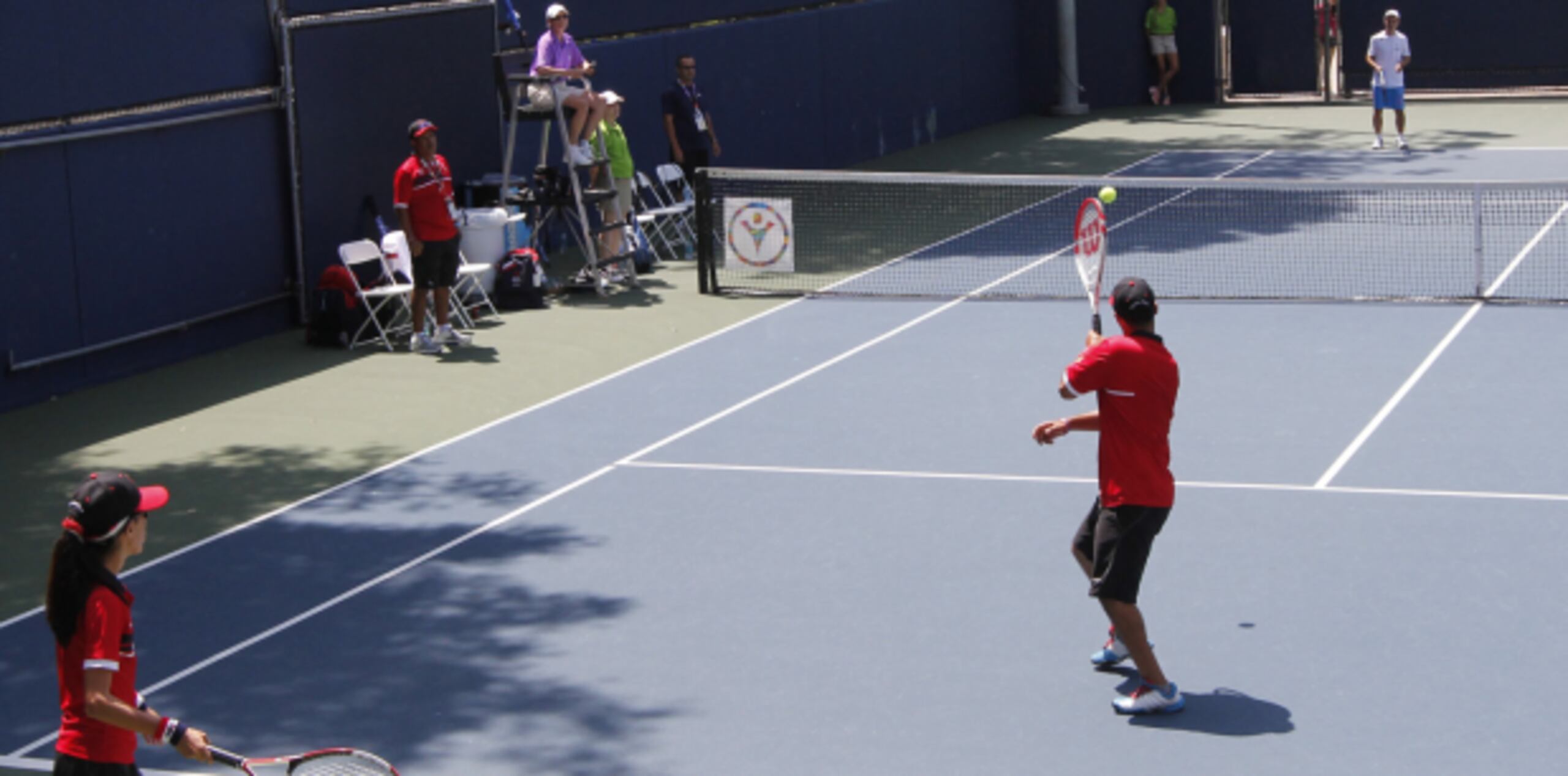 Luego de ganar el primer set y perder el segundo, los boricuas -en rojo- cayeron en el “super tie-break”, o juego de desempate. (michelle.estrada@gfrmedia.com)