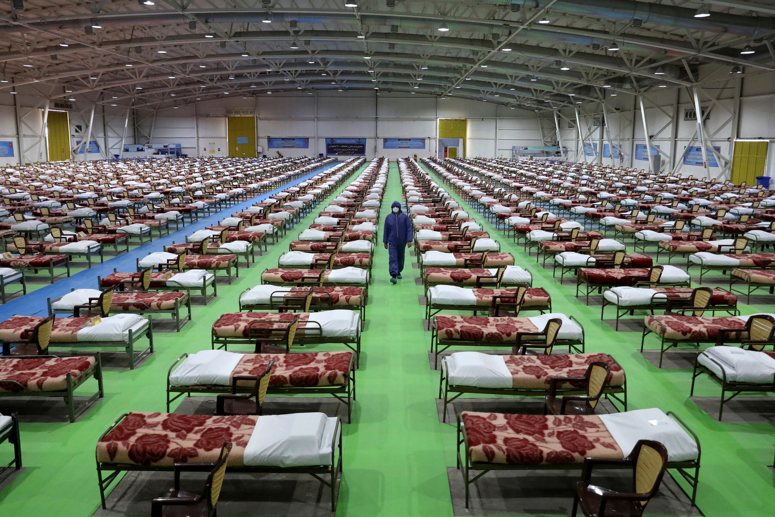 El ejército de Irán colocó 2,000 camas en un centro de exhibiciones en Teherán, para atender pacientes con COVID-19.