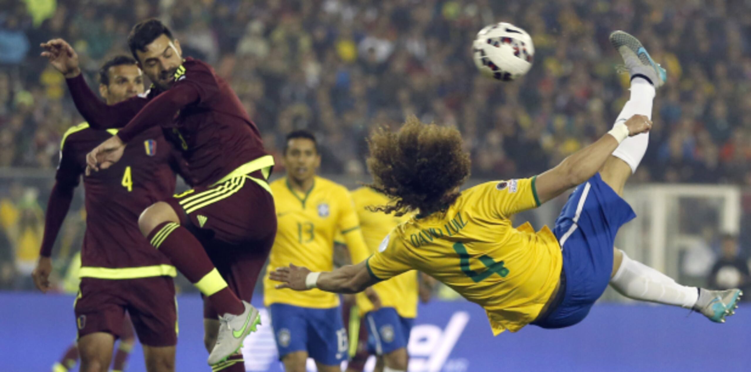 De cara al Mundial de fútbol de 2018, Brasil y Venezuela jugaron ayer un partido de la Copa América en el que prevaleció 2 a 1 el equipo brasileño. (AP)