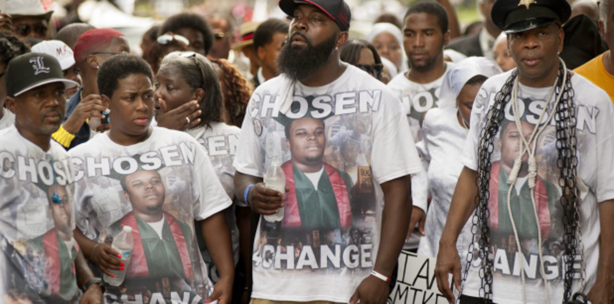 Michael Brown, al centro, agradeció a los manifestantes que no olvidarán la muerte de su hijo. (EFE)