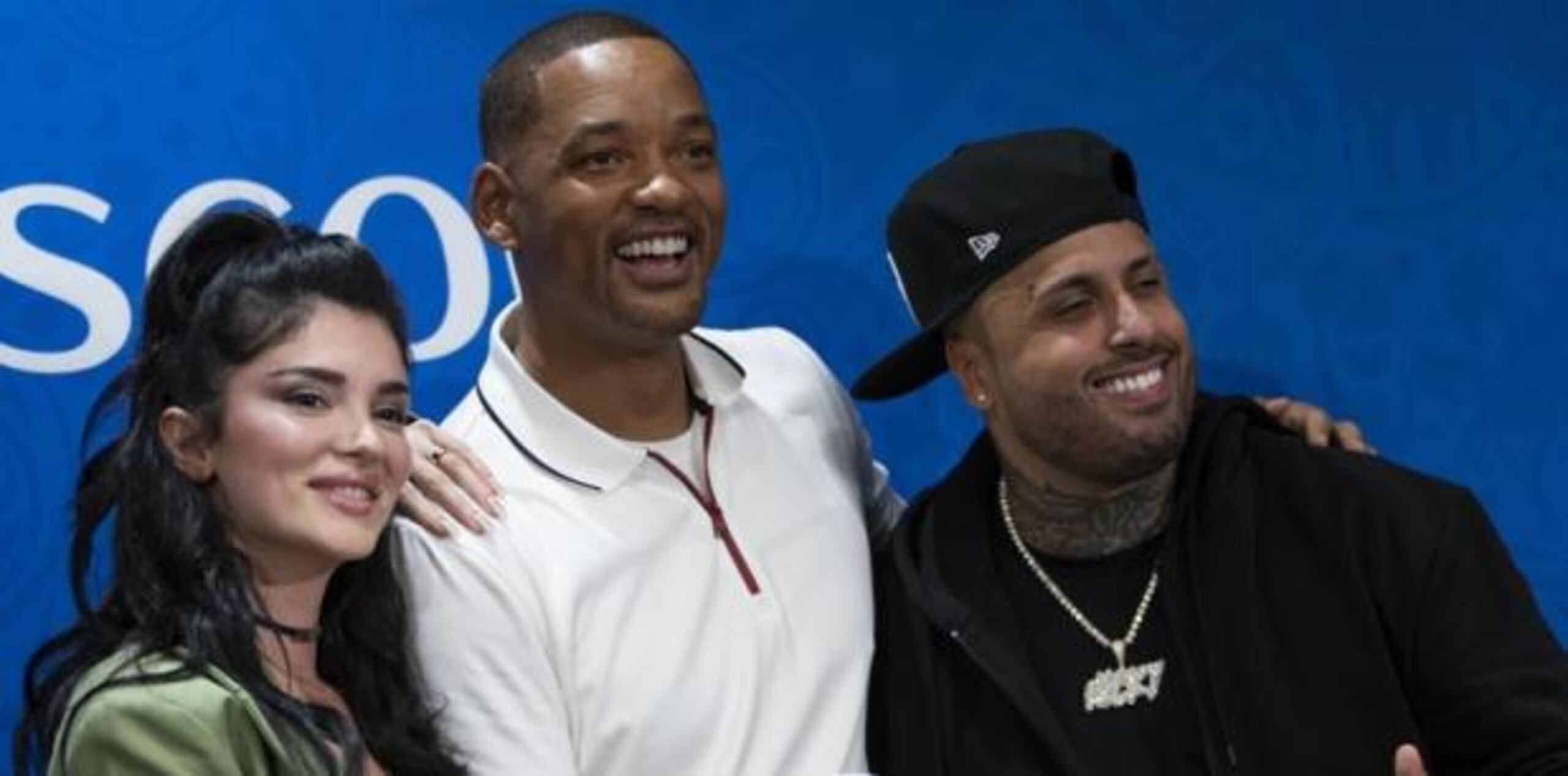 Nicky Jam, Will Smith y Era Istrefi antes de la clausura de Rusia 2018. (GDA)