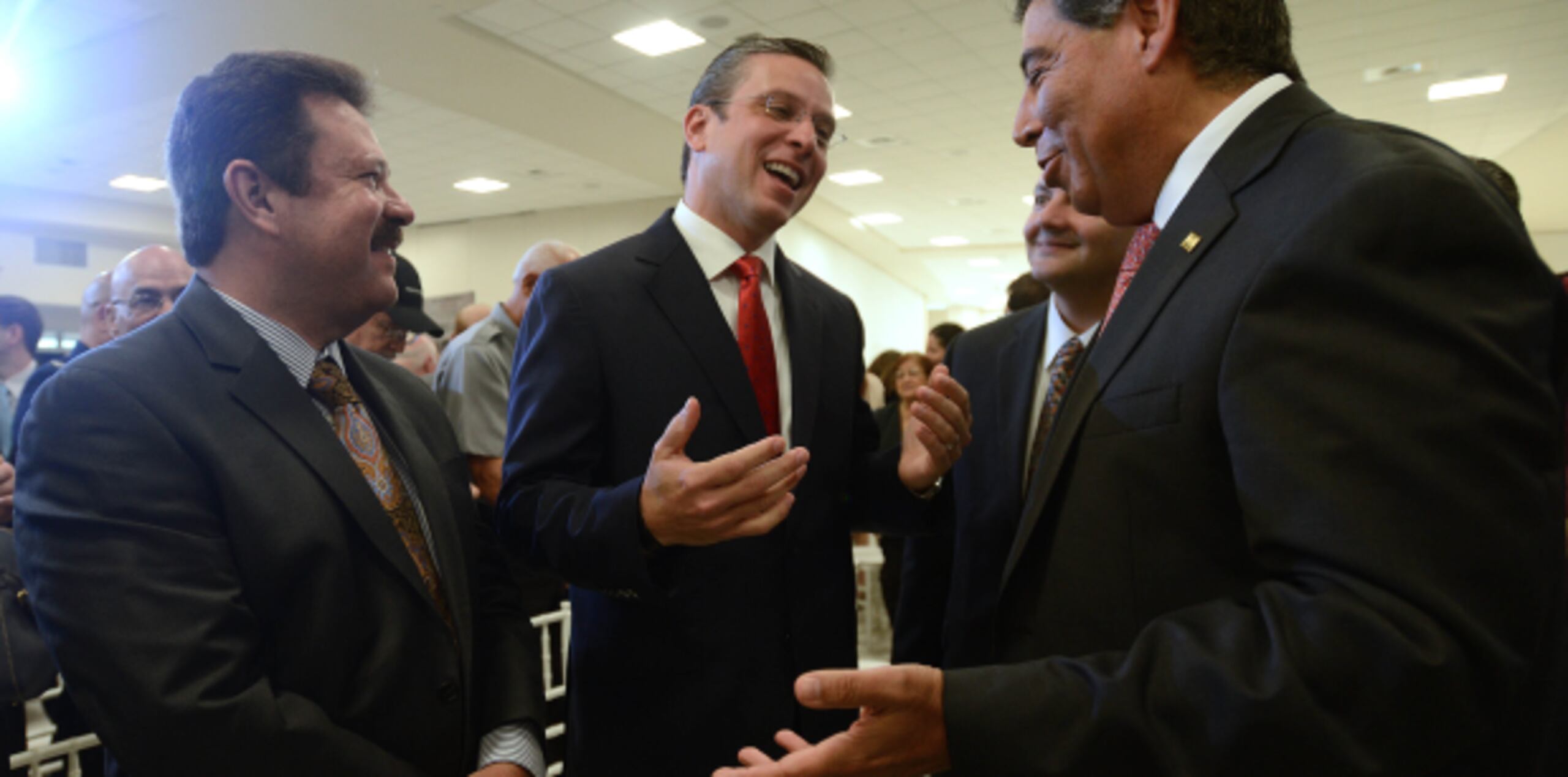 "Me parece que es una determinación errada del gobierno federal”, sostuvo el gobernador Alejandro García Padilla, aquí compartiendo con el alcalde de carolina José Carlos Aponte y el director de Aerostar, Agustín Arellano.  (ana.abruna@gfrmedia.com)