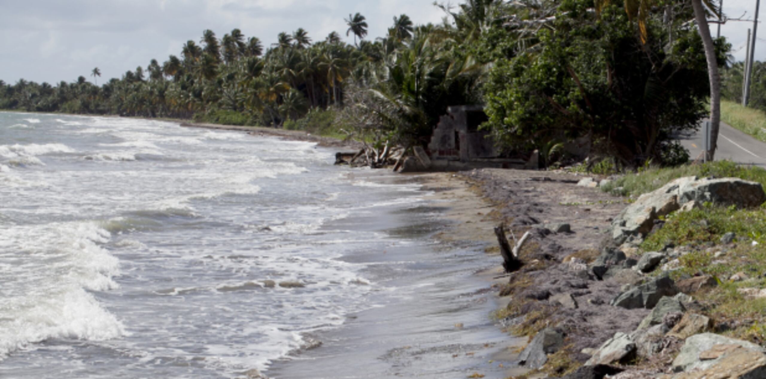 Tropical Beach, en Naguabo, se encuentra bajo bandera amarilla. (Archivo)