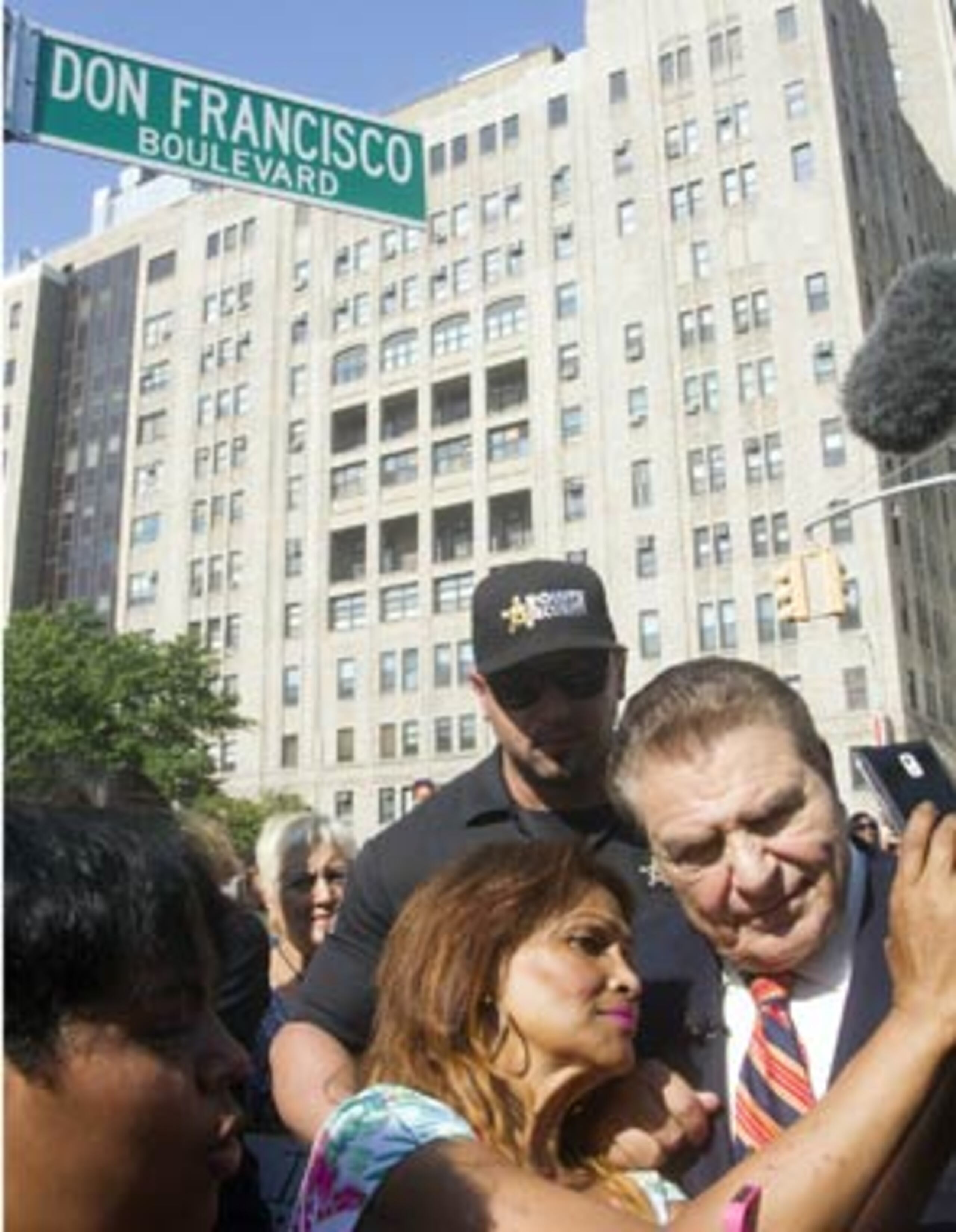 Con una sonrisa, el querido presentador chileno de televisión saludó a la exaltada multitud, que le tomaba fotografías con sus celulares y gritaba su nombre. (EFE)