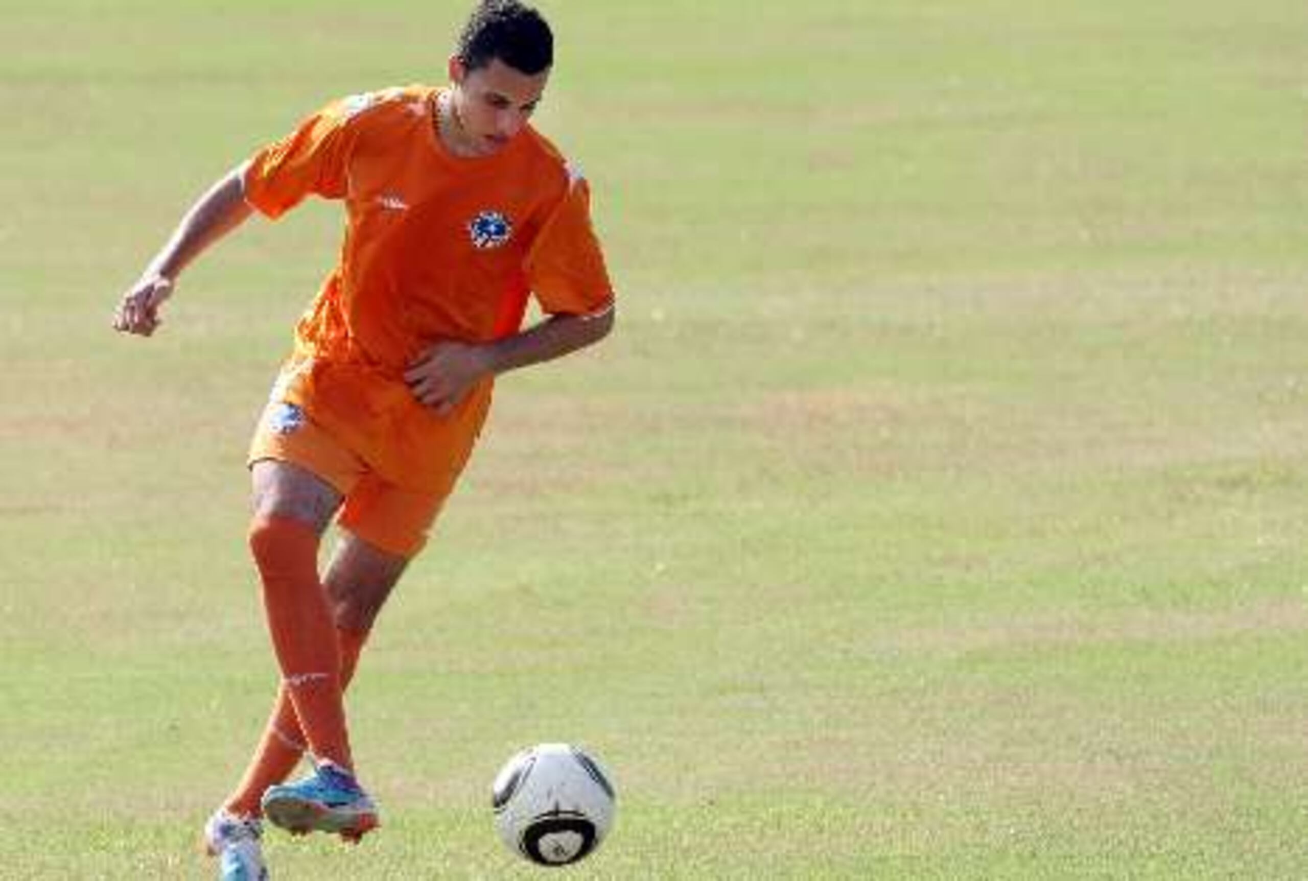  Christian Cantero, de 19 años y estudiante de la Escuela del Bolton Wanderers, fue uno de los futbolistas jóvenes invitados a entrenar con la Selección adulta.  &nbsp;<font color="yellow">(Primera Hora / Juan Luis Martínez)</font>