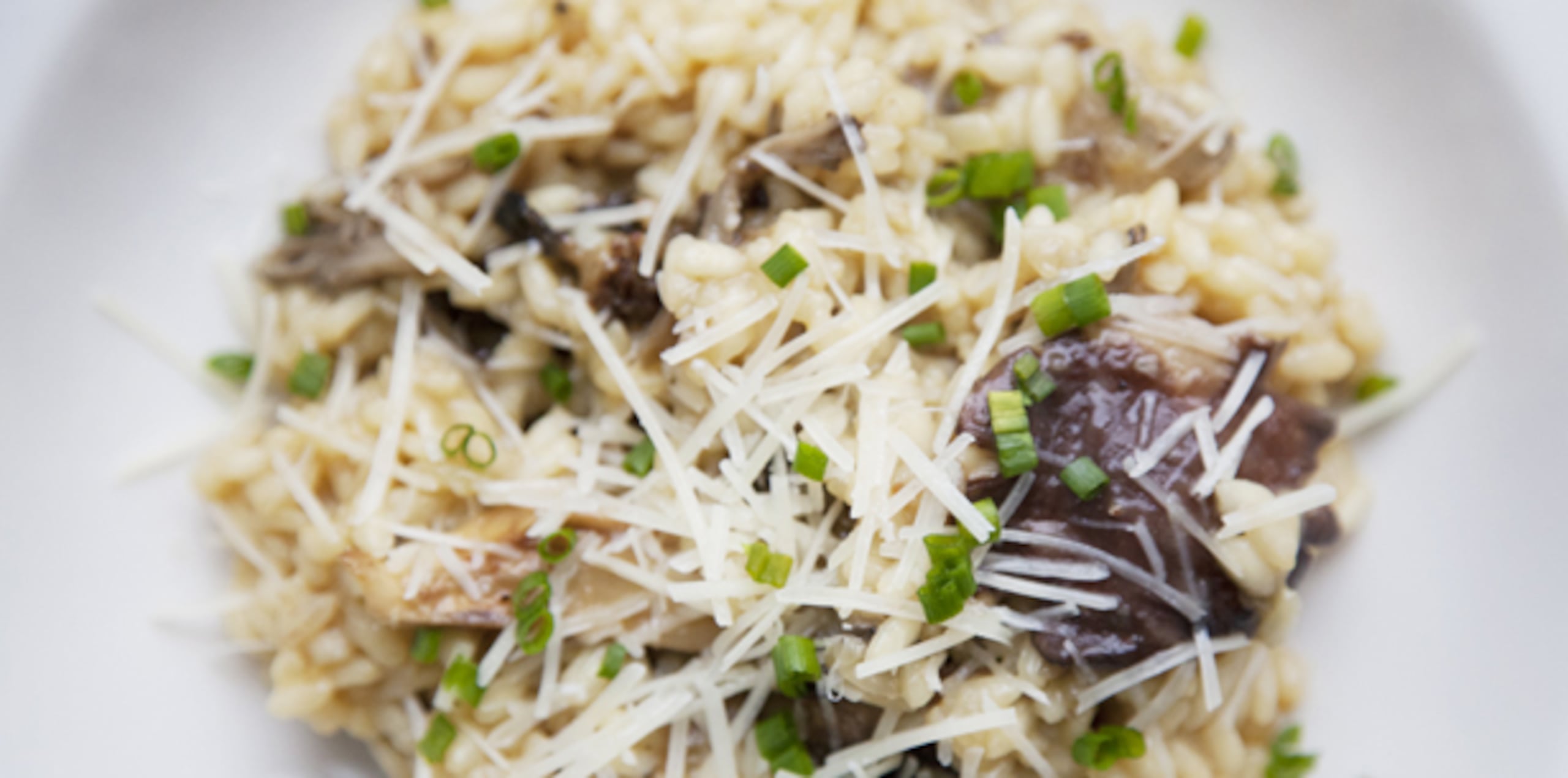 A diferencia del arroz que cocinamos en casa, que lo dejamos  tapado, el risotto requiere que  se mueva constantemente hasta que el grano esté al dente,  firme y tierno. Sírvelo al momento, justo en su textura cremosa. (Archivo)