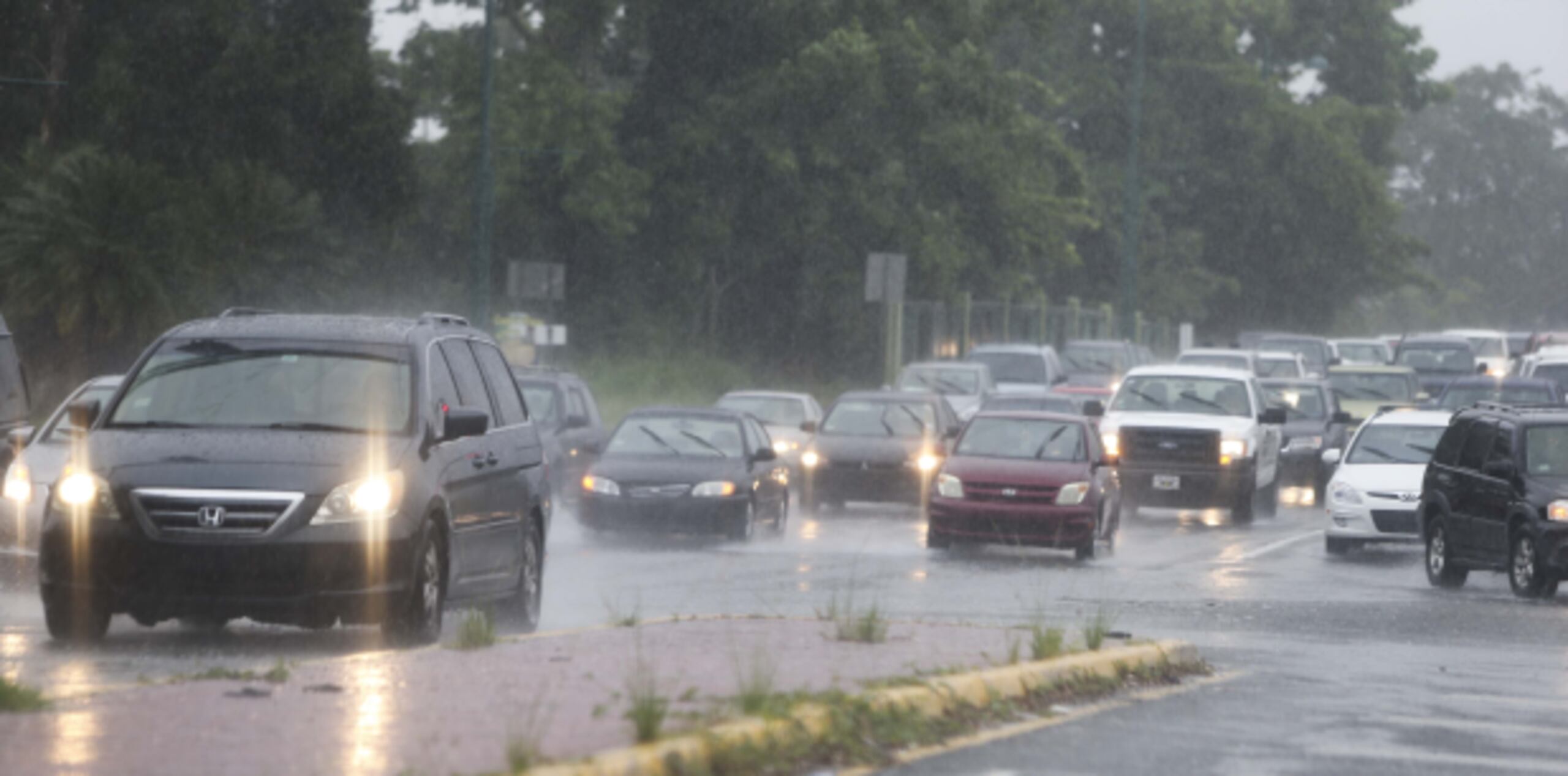 Se reportaron varios tramos de carreteras inundados. (wandaliz.vega@gfrmedia.com)