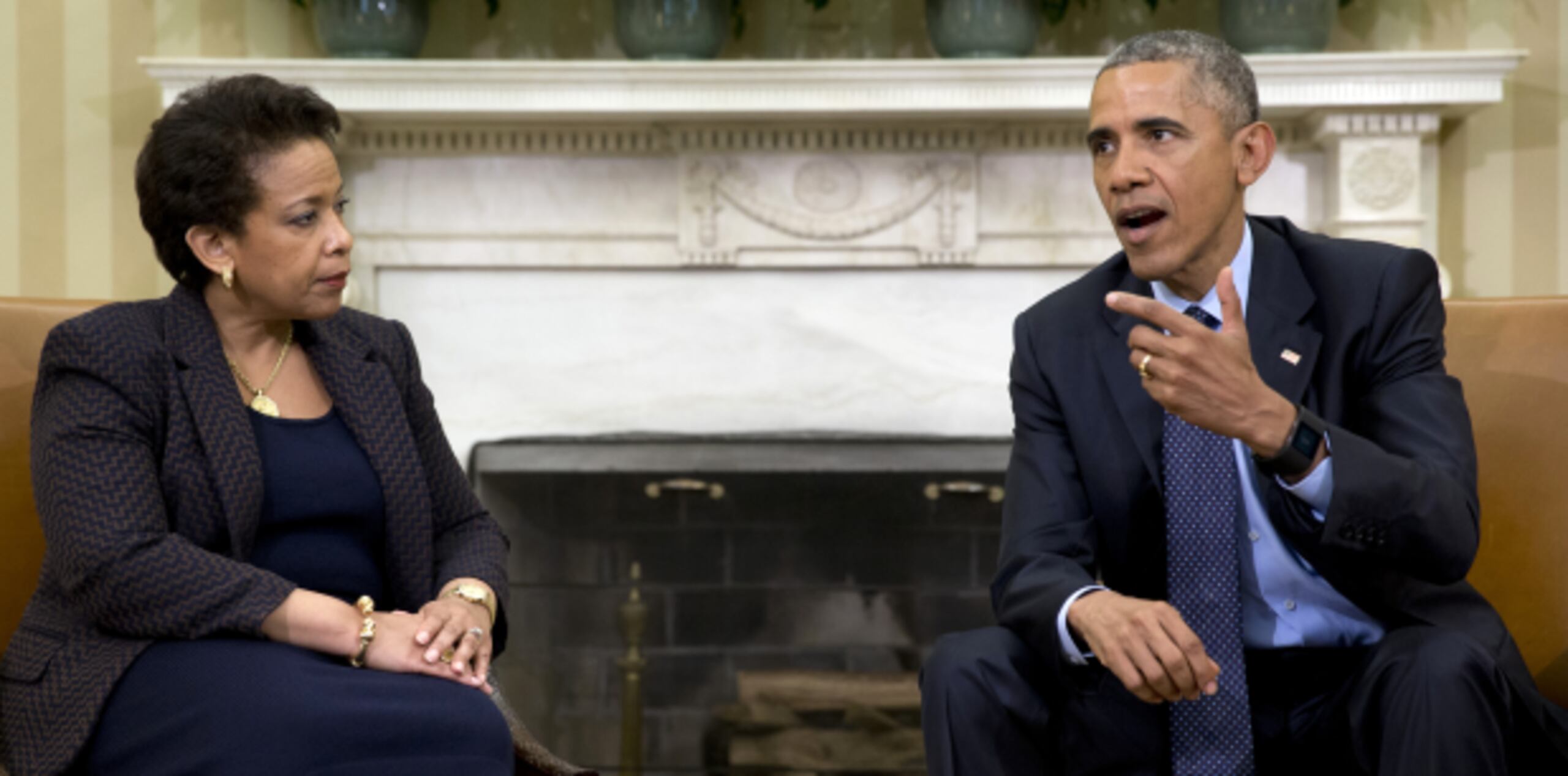 El presidente Obama, aquí en una reunión ayer con la secretaria de Justicia de Estados Unidos Loretta Lynch, critica la oposición republicana a sus medidas de seguridad. (AP)