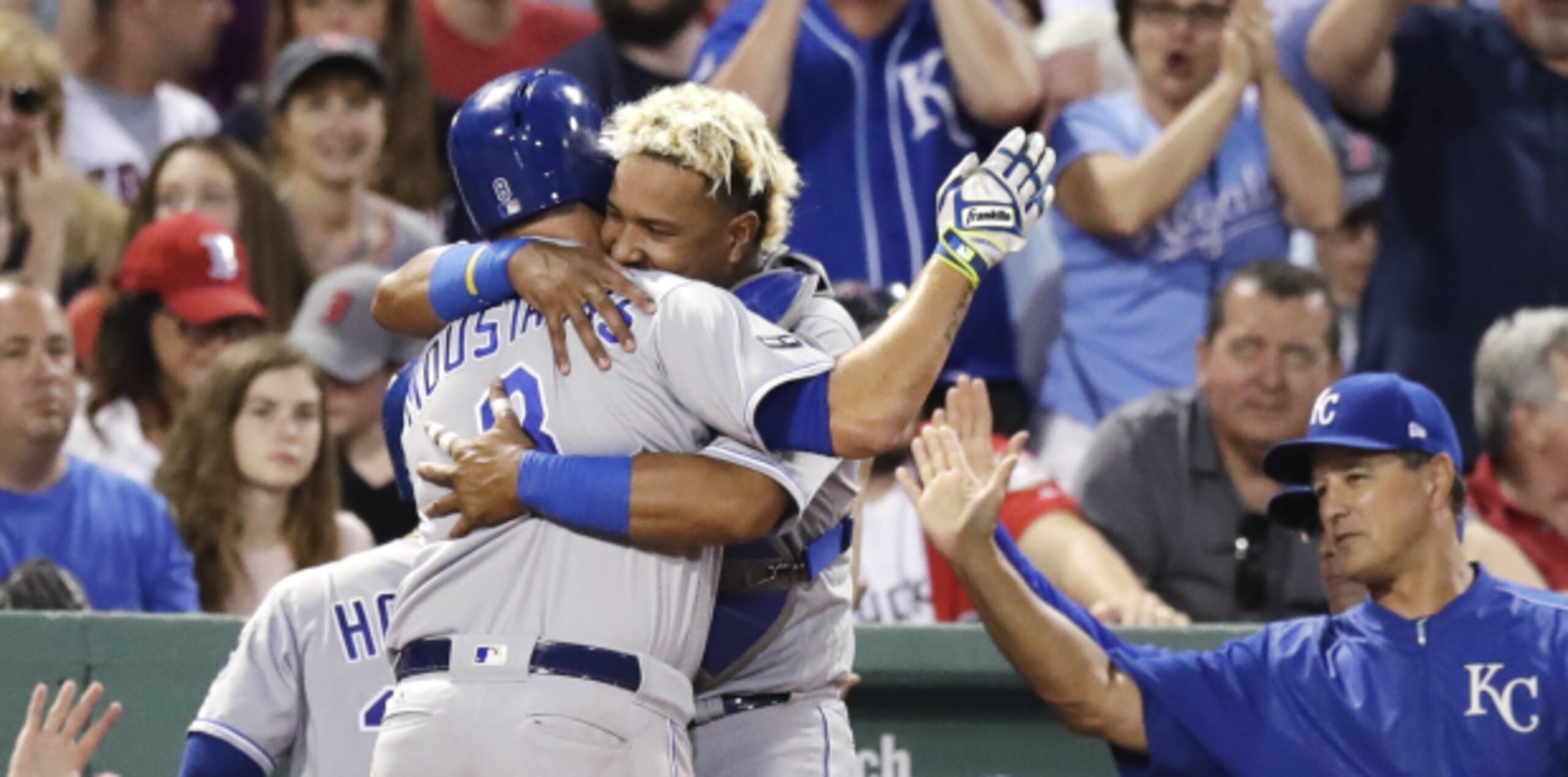 Salvador Pérez abraza a Mike Moustakas tras pegar un jonrón en el juego de hoy. (AP / Charles Krupa)