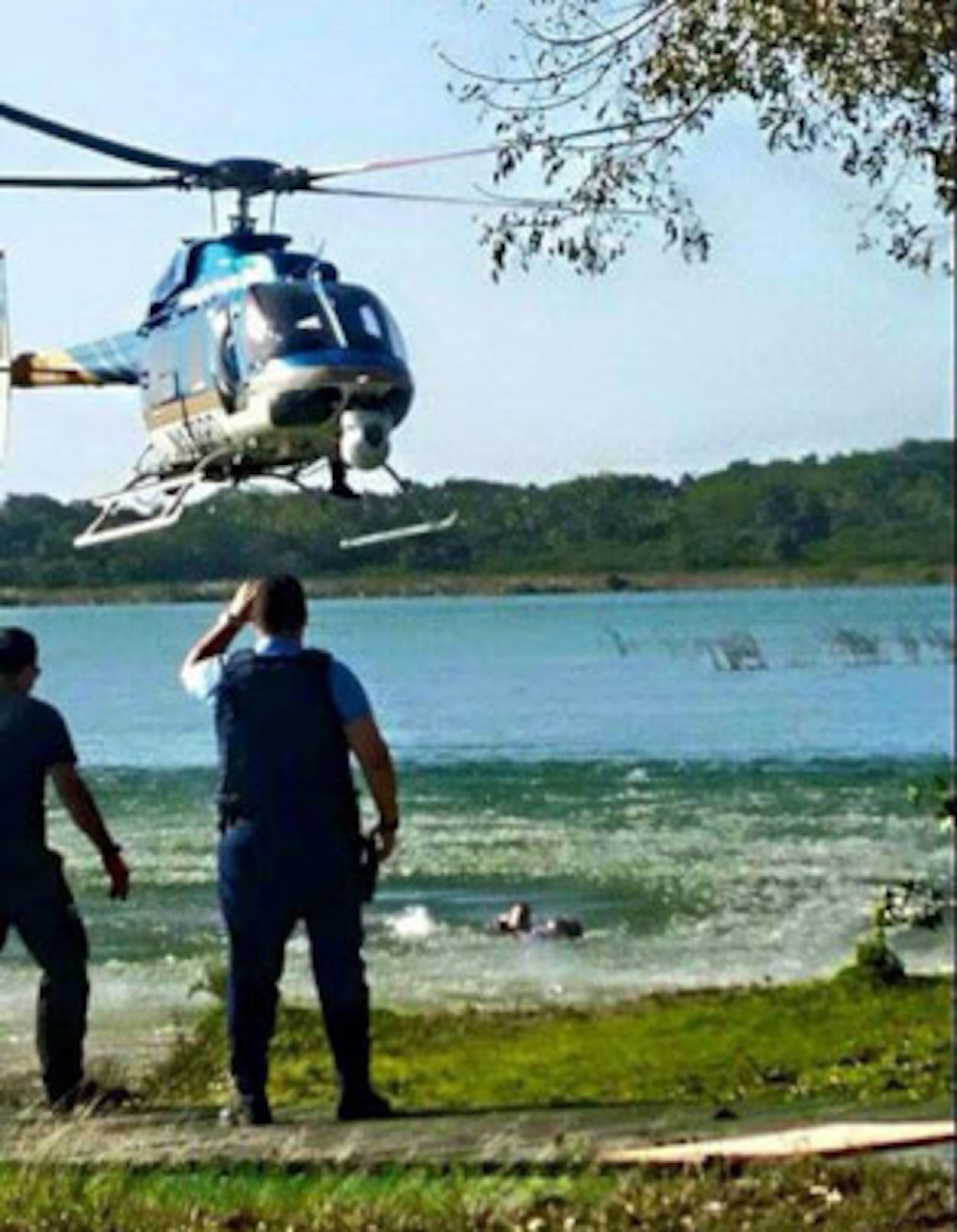 Los perjudicados fueron atendidos en la orilla por paramédicos y personal de Manejo de Emergencias. Se detalló que todos se encontraban estables. (Suministrada)