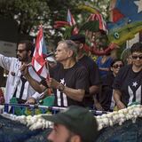 Oscar López Rivera es aplaudido y abucheado en desfile boricua