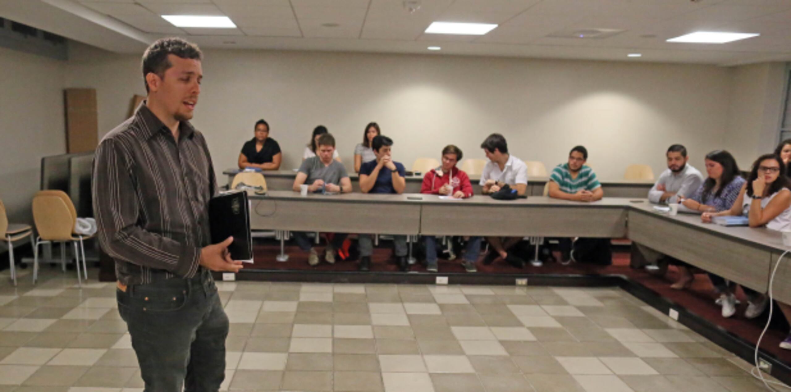 Durante el foro en la UPR, Alejandro Silva, director ejecutivo de Mentes Puertorriqueñas en Acción, señaló que “hay argumentos para los dos lados” al respecto. (david.villafane@gfrmedia.com)