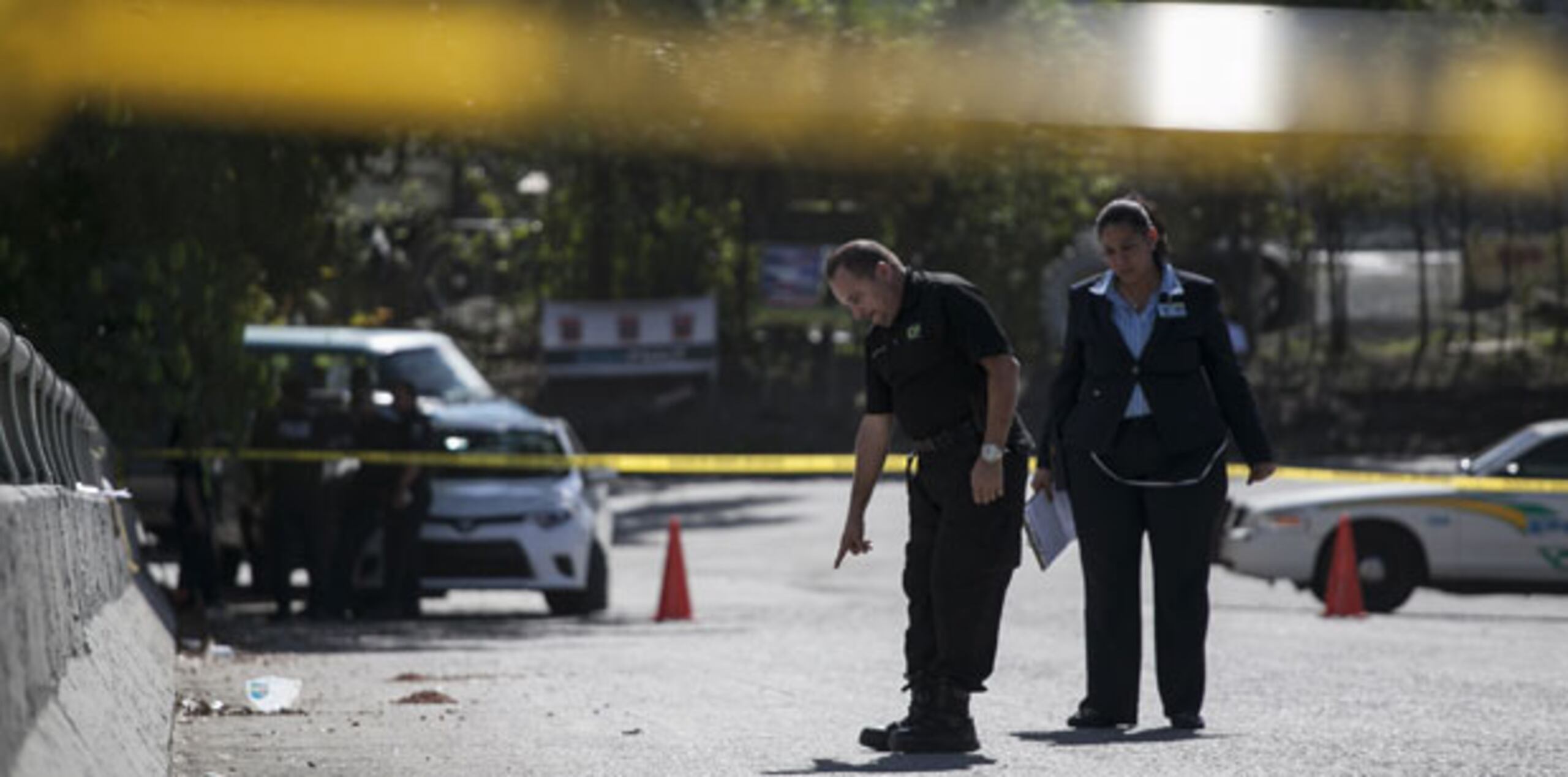 La investigación de este crimen se realiza desde dos escenas. Una ocurrió en la sala de una residencia en la urbanización los Frailes en Guaynabo. La otra escena es en un terreno aledaño a la carretera PR-174 en el barrio Guaraguao. (Para GFR Media / Alberto Bartolomei)