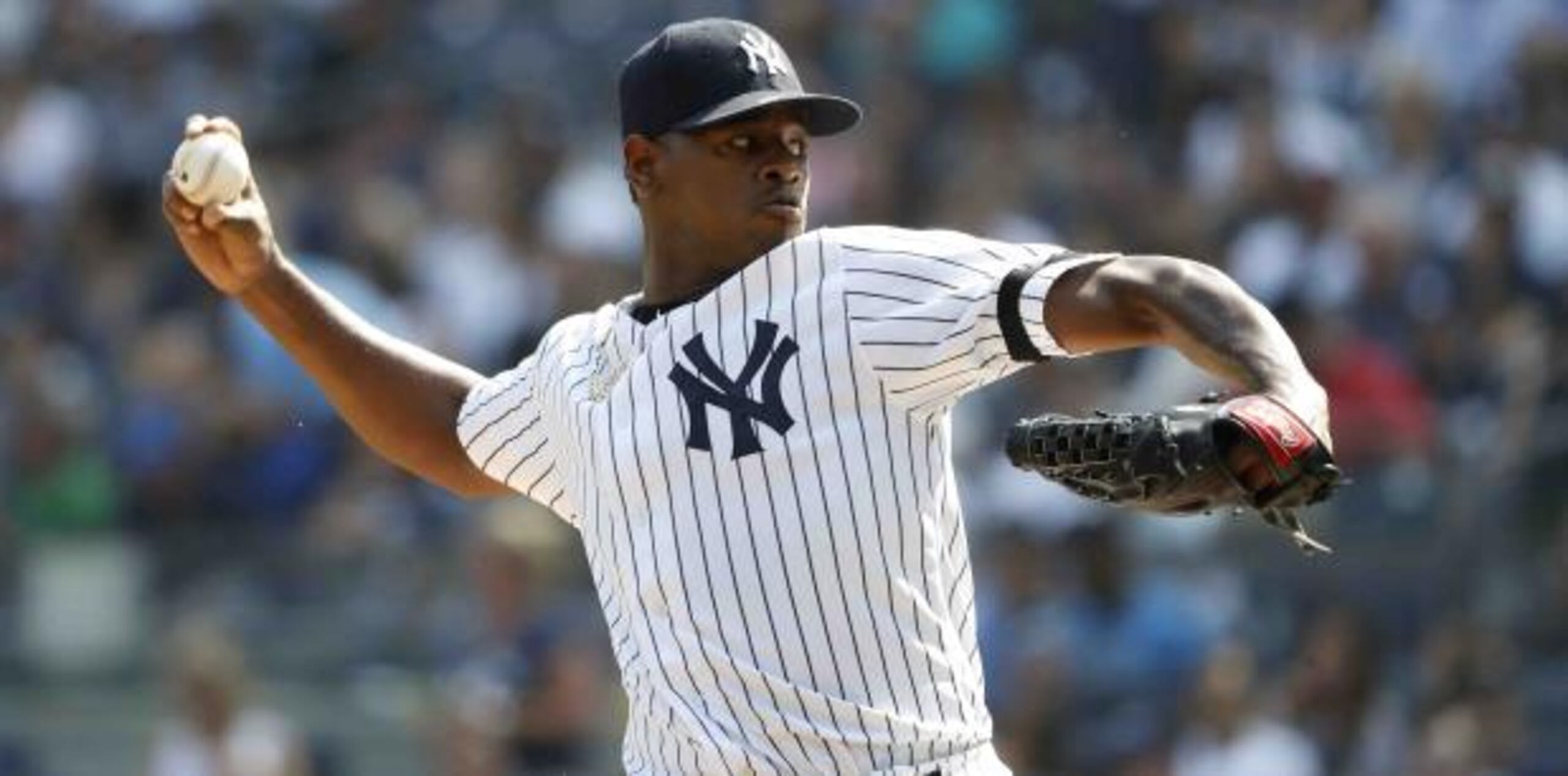 El abridor de los Yankees, Luis Severino, realiza un envío durante su actuación de ayer, en la que cedió solo tres hits en cinco entradas. Ponchó a nueve.  (AP / Michael Owens)