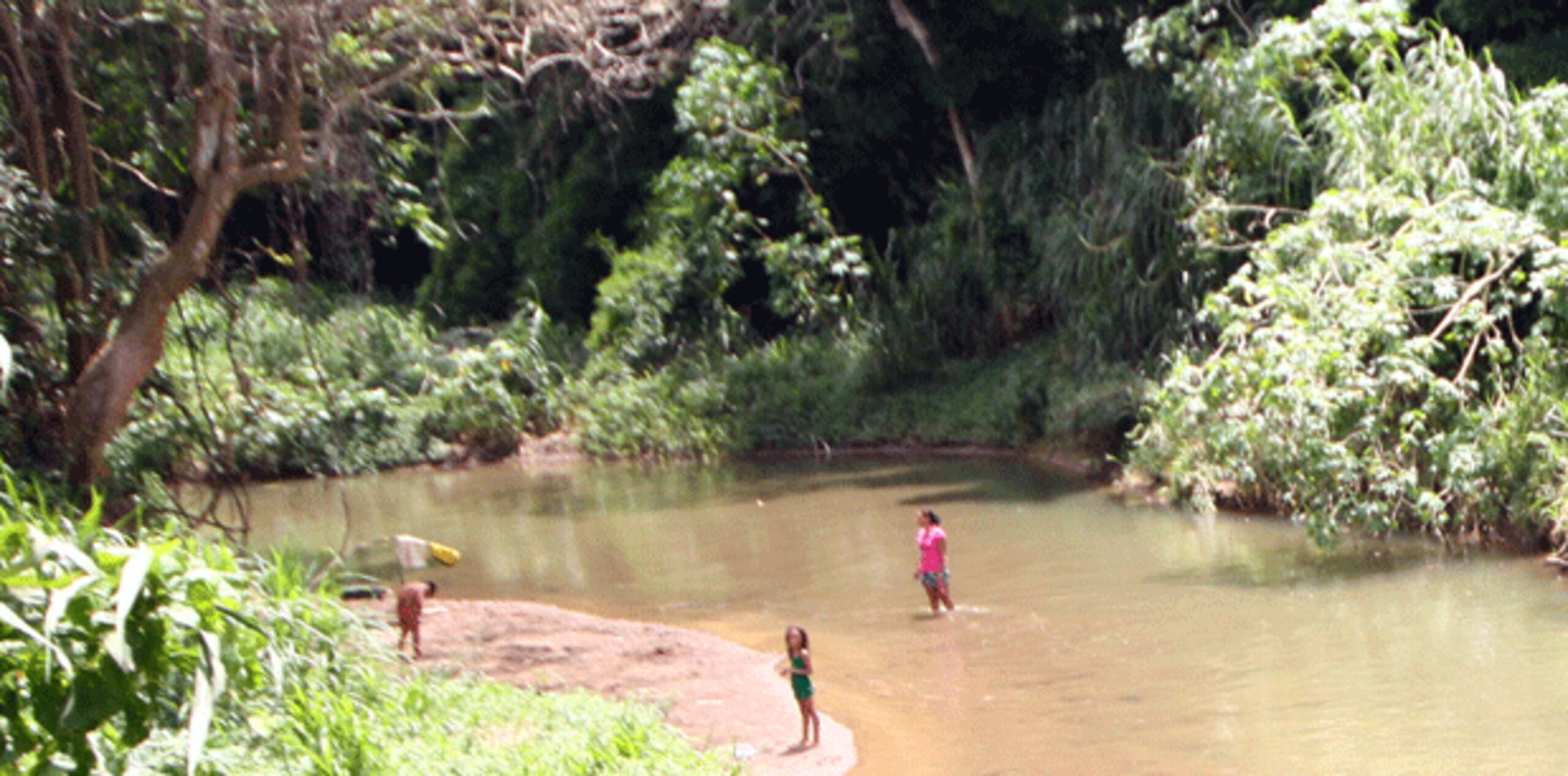 Según datos preliminares, la crecida del río impidió que estas personas, ambas de 21 años de edad, pudieran cruzar el cuerpo de agua, por lo que se tuvo que activar personal de rescate. (Archivo)