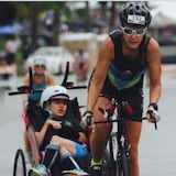 Conmueve el mundo al competir en triatlón llevando a su hija con discapacidad
