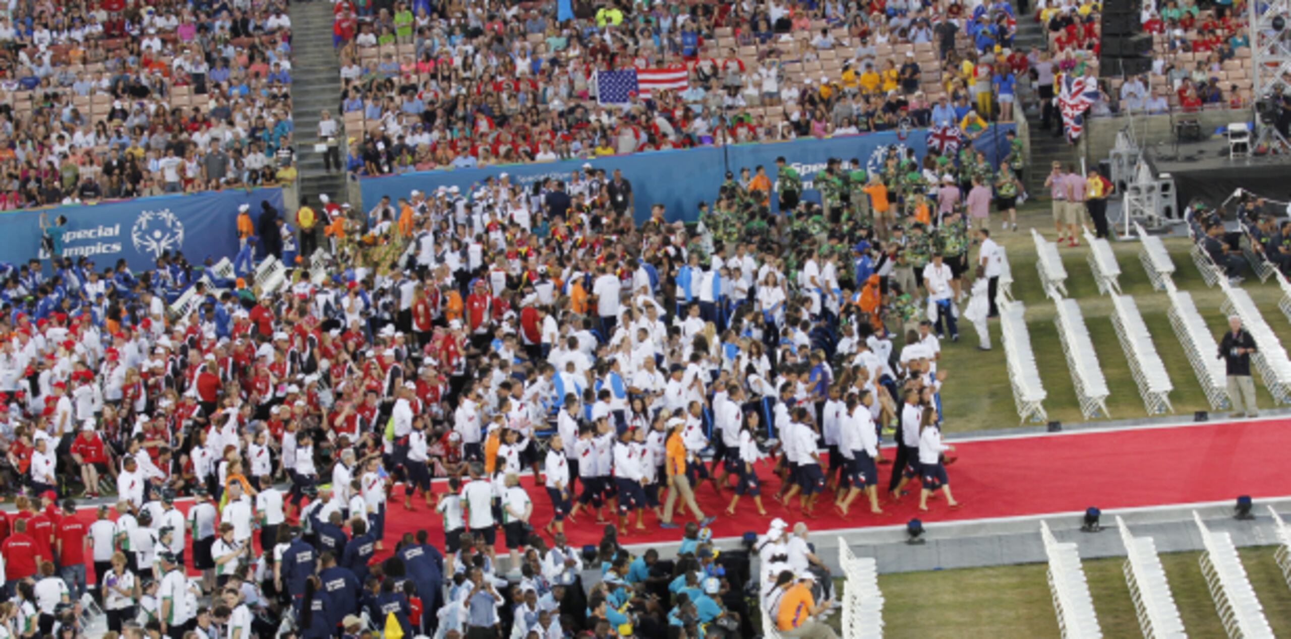 En total, 165 delegaciones pasaron entusiastas por el campo del estadio. (michelle.estrada@gfrmedia.com)