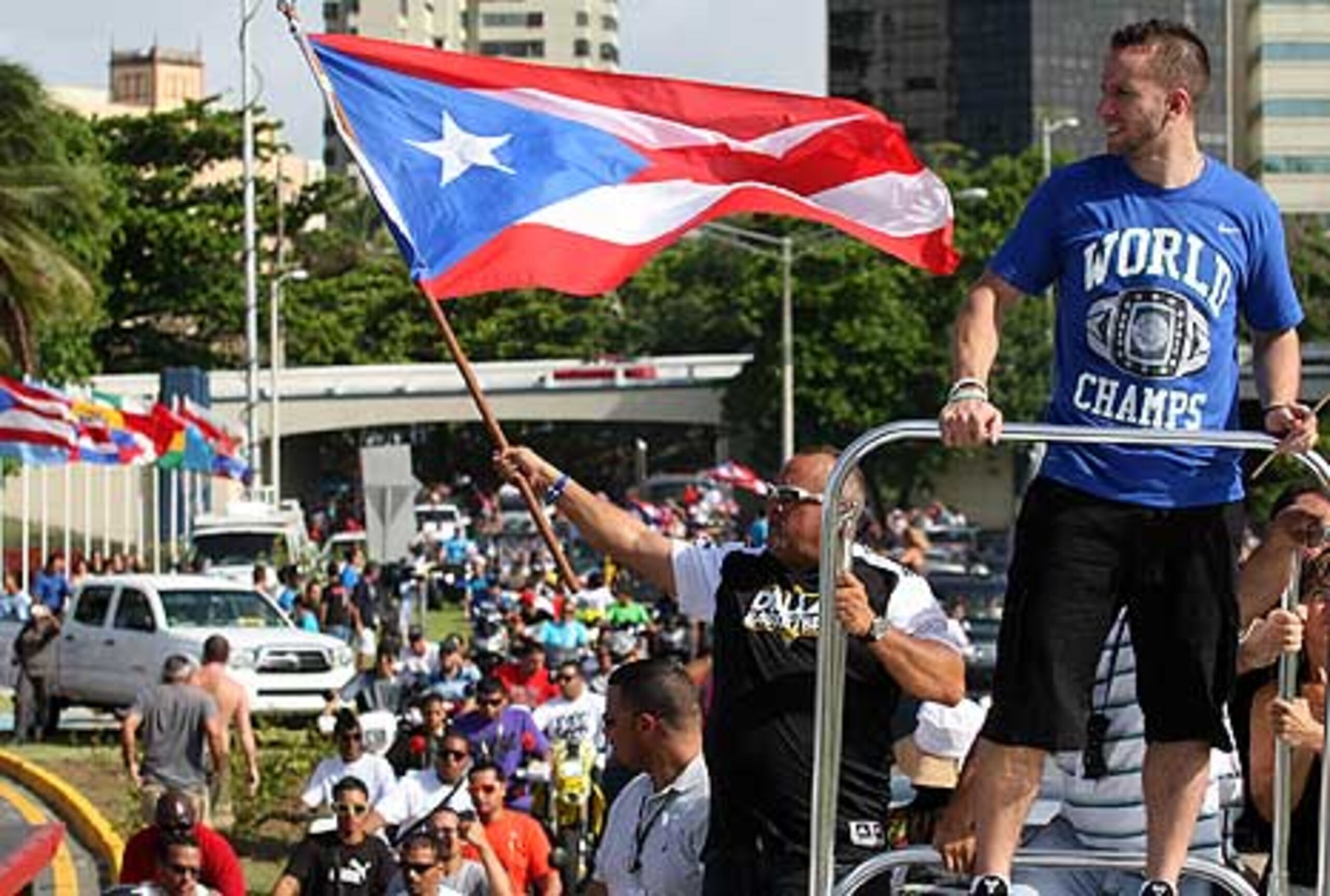 La avenida Baldorioty de Castro en Carolina fue la primera fase de la caravana que contó con una participación masiva de los fanáticos que se gozaron la victoria de los Mavericks de Dallas sobre los Heat de Miami, el pasado 12 de junio, que les dio el cetro de la NBA. (Primera Hora/Juan Luis Martínez)